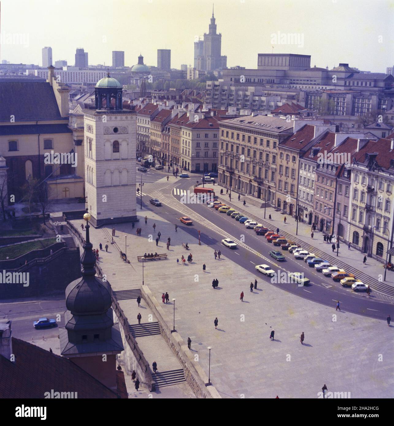 Warszawa 05,1981. Widok z wie¿y Zamku Królewskiego przy placu Zamkowym na kamienice przy ulicy Krakowskie Przedmieœcie i wie¿ê koœcio³a œw. Anny (L). msa PAP/Tomasz Pra¿mowski Dok³adny dzieñ wydarzenia nieustalony. Warschau, Mai 1981. Mietshäuser auf der Krakowskie Przedmiescie Avenue und dem Kirchturm der St. Anna (L) vom Turm des königlichen Schlosses aus gesehen. msa PAP/Tomasz Prazmowski Veranstaltungstag unbekannt Stockfoto