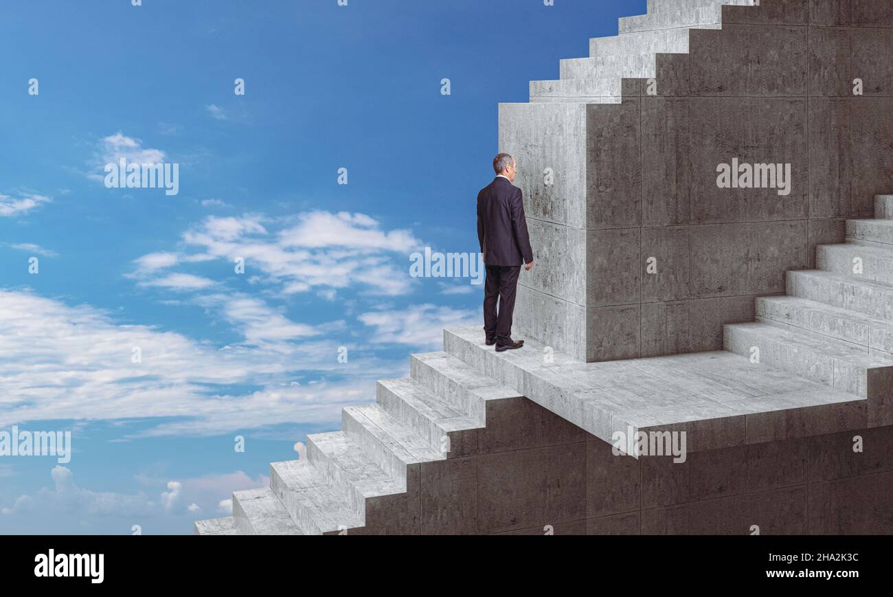 Mann steckt vor einer Wand. Konzept der Alternative zu Problemen. Stockfoto