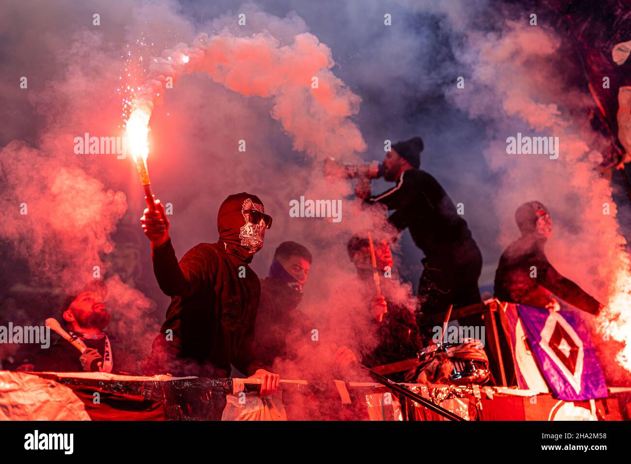 Kopenhagen, Dänemark. 09th Dez 2021. Fußballfans des FC Kopenhagen, die beim Spiel der UEFA Europa Conference League zwischen dem FC Kopenhagen und Slovan Bratislava im Park in Kopenhagen mit Flares auf der Tribüne zu sehen waren. (Foto: Gonzales Photo/Alamy Live News Stockfoto