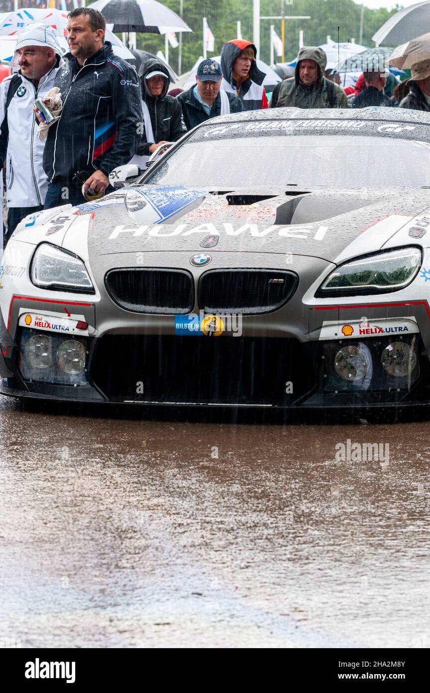 BMW M6 GT3 Rennwagen auf dem Montageplatz, bevor er 2016 beim Goodwood Festival of Speed die Bergrennen hochfährt. Starker Regen Stockfoto