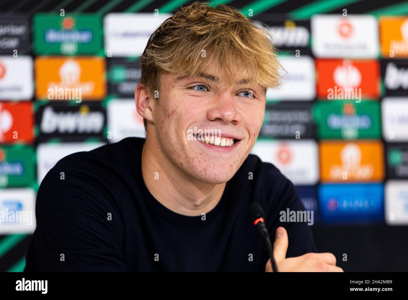 Kopenhagen, Dänemark. 09th Dez 2021. Rasmus Hojlund (28) vom FC Kopenhagen bei der Pressekonferenz nach dem Spiel der UEFA Europa Conference League zwischen dem FC Kopenhagen und Slovan Bratislava im Park in Kopenhagen. (Foto: Gonzales Photo/Alamy Live News Stockfoto