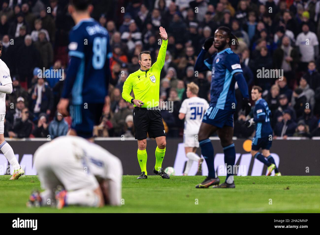 Kopenhagen, Dänemark. 09th Dez 2021. Schiedsrichter Istvan Vad gesehen während des UEFA Europa Conference League-Spiels zwischen dem FC Kopenhagen und Slovan Bratislava im Parken in Kopenhagen. (Foto: Gonzales Photo/Alamy Live News Stockfoto