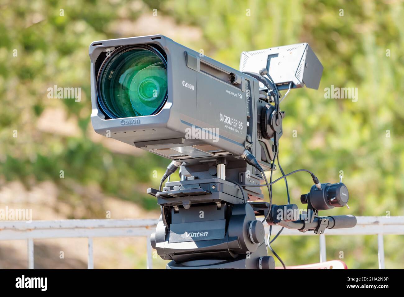 06. Juli 2021, Ufa, Russland: Professionelle digitale Canon Videokamera. Ausstattung für TV und Internet-Übertragung. Konzept für Nachrichtenmedien und Technologien Stockfoto