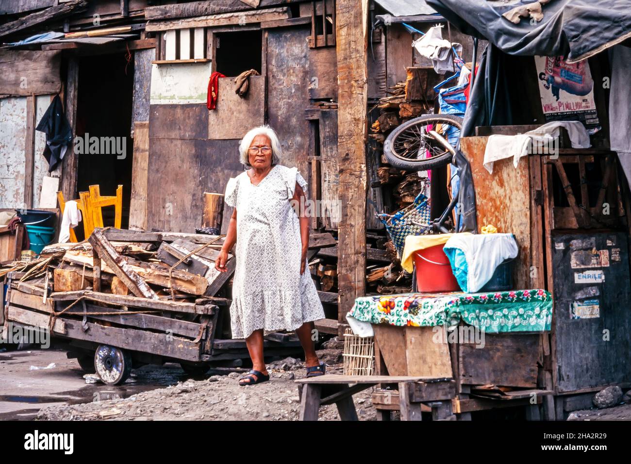 Alte Dame in Slum-Wohnhäusern und in einer Kleinstadt in Tondo, im Zentrum von Manila, Philippinen Stockfoto