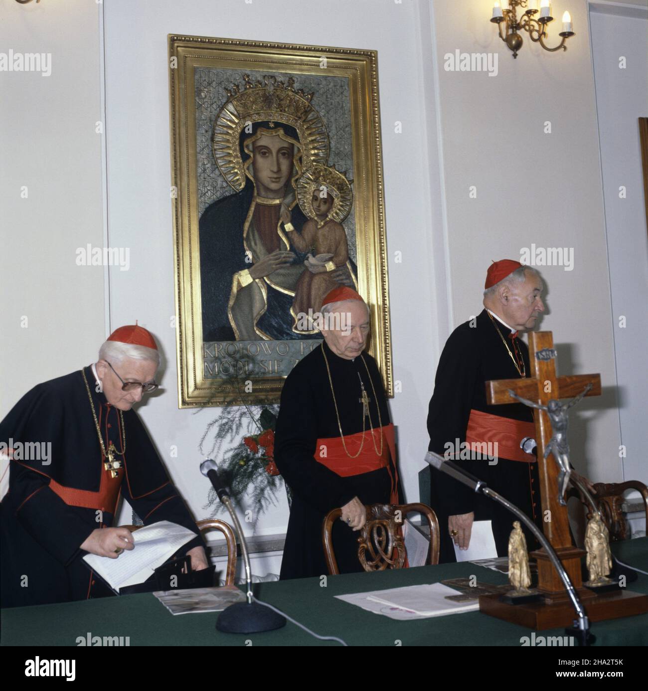 Warszawa 09,1980. Na zaproszenie Episkopatu Polski w dniach 11-15.09.1980 r. przebywa³a w Polsce delegacja Conferencji Episkopatu Niemiec z jej przewodnicz¹cym kardyna³em Josephem Hoeffnerem. Spotkanie delegacji Biskupów niemieckich z prymasem Polski kardyna³em Stefanem Wyszyñskim (C) w siedzibie Prymasa Polski przy ul. Miodowej. Z lewej arcybiskup Kolonii kardyna³ Joseph Hoeffner, z prawej biskup Moguncji kardyna³ Hermann Volk. mta PAP/Andrzej Kossobudzki Or³owski Dok³adny dzieñ wydarzenia nieustalony. Warschau September 1980. Eine Delegation des deutschen Episkopats unter Leitung seines Vorsitzenden Stockfoto