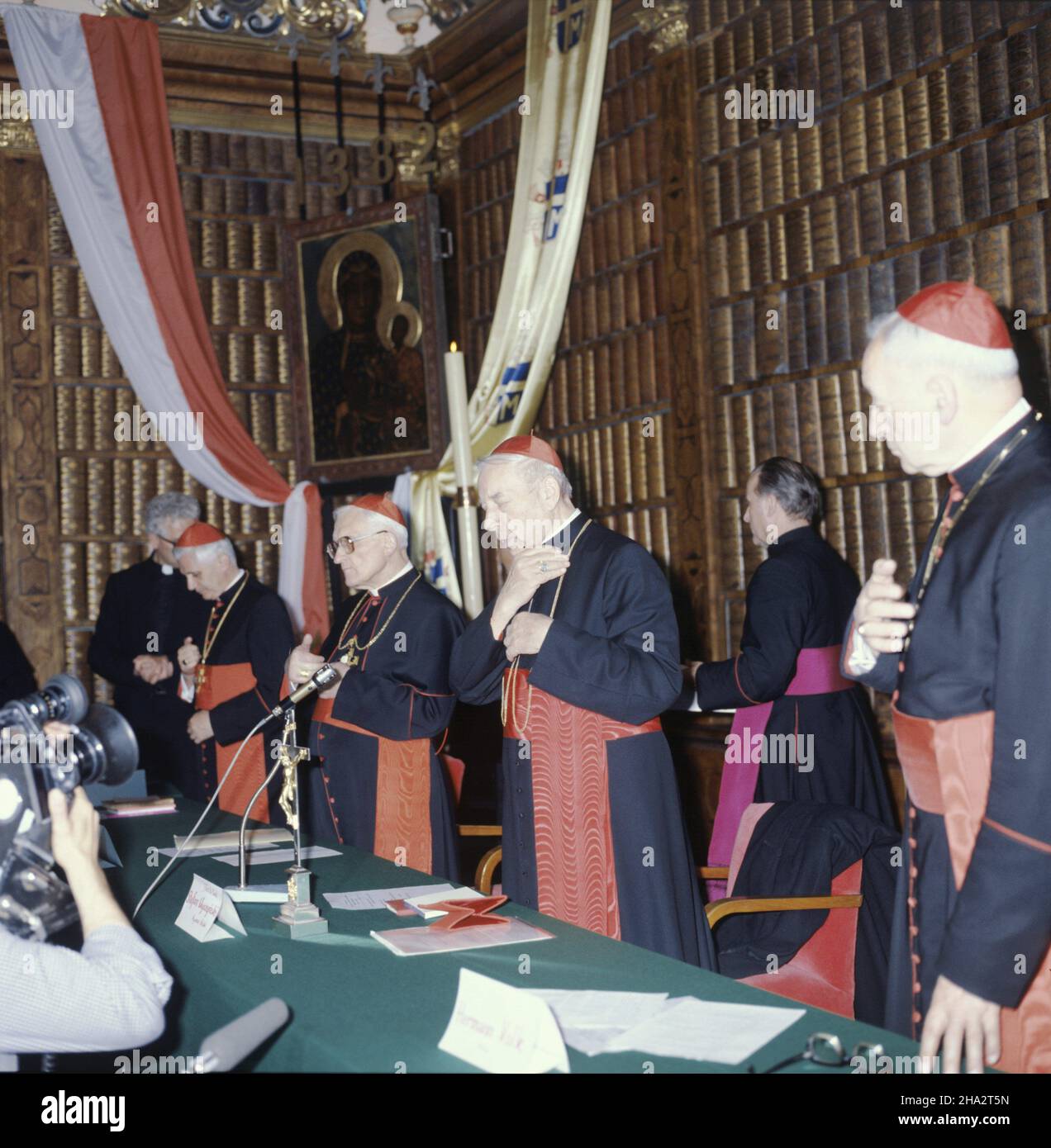 Czêstochowa 09,1980. Na zaproszenie Episkopatu Polski w dniach 11-15.09.1980 r. przebywa³a w Polsce delegacja Conferencji Episkopatu Niemiec z jej przewodnicz¹cym kardyna³em Josephem Hoeffnerem. Spotkanie Biskupów polskich i niemieckich w Bibliotece Jasnogórskiej w klasztorze oo. Paulinów na Jasnej Górze. NZ. w prezydium od prawej: biskup Moguncji kardyna³ Hermann Volk, prymas Polski kardyna³ Stefan Wyszyñski, arcybiskup Kolonii kardyna³ Joseph Hoeffner, arcybiskup Monachium kardyna³ Joseph Ratzinger. mta PAP/Andrzej Kossobudzki Or³owski Dok³adny dzieñ wydarzenia nieustalony. Czes Stockfoto