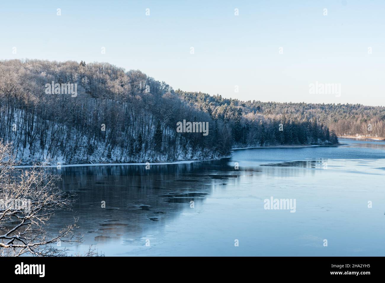Ein Blick auf den fast gefrorenen See an einem sonnigen Wintertag Stockfoto