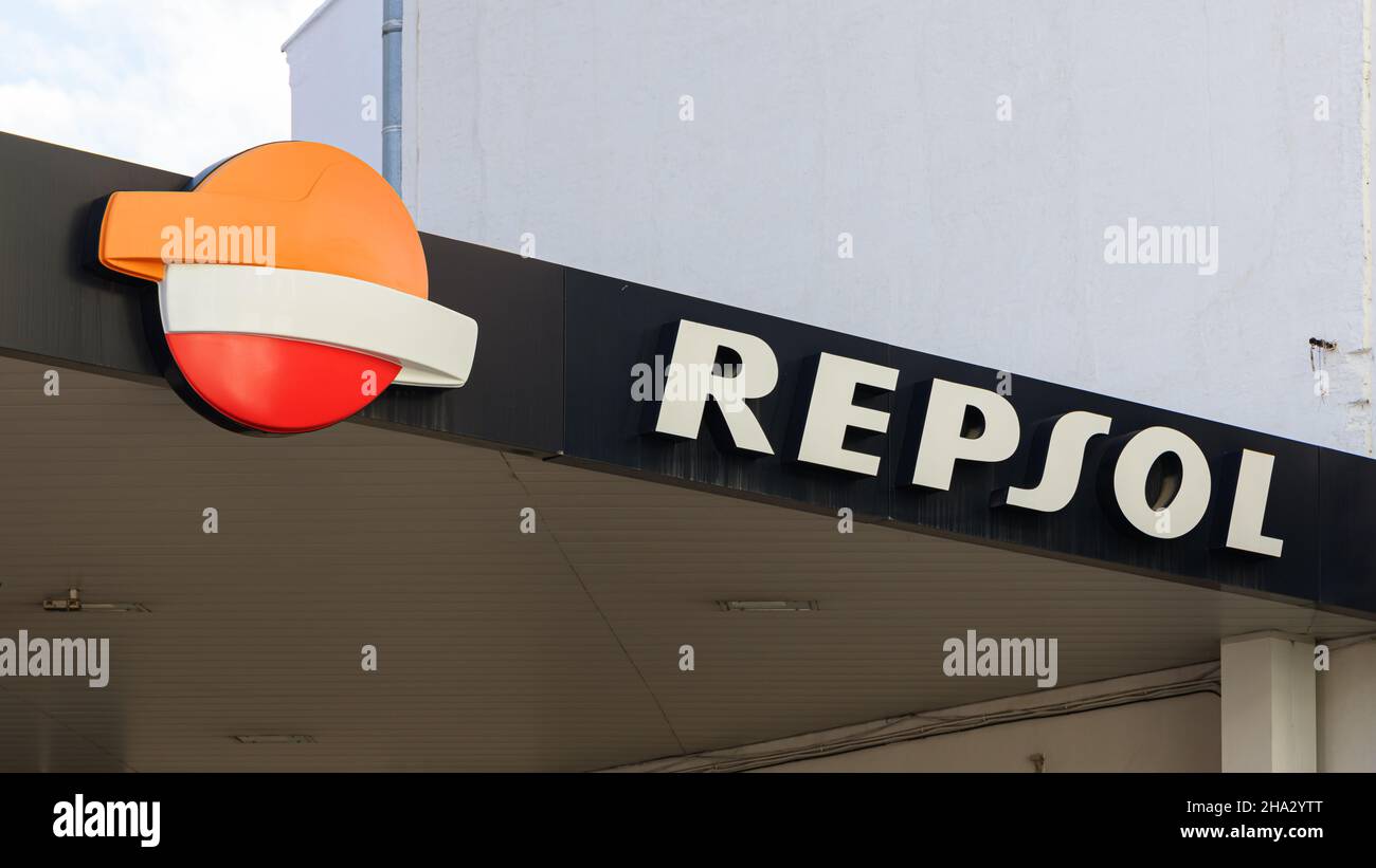 VALENCIA, SPANIEN - 09. DEZEMBER 2021: Repsol ist ein spanisches Energie- und Petrochemieunternehmen mit Sitz in Madrid Stockfoto