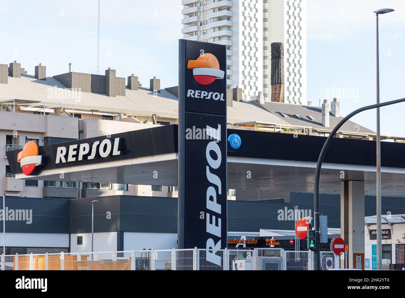 VALENCIA, SPANIEN - 09. DEZEMBER 2021: Repsol ist ein spanisches Energie- und Petrochemieunternehmen mit Sitz in Madrid Stockfoto