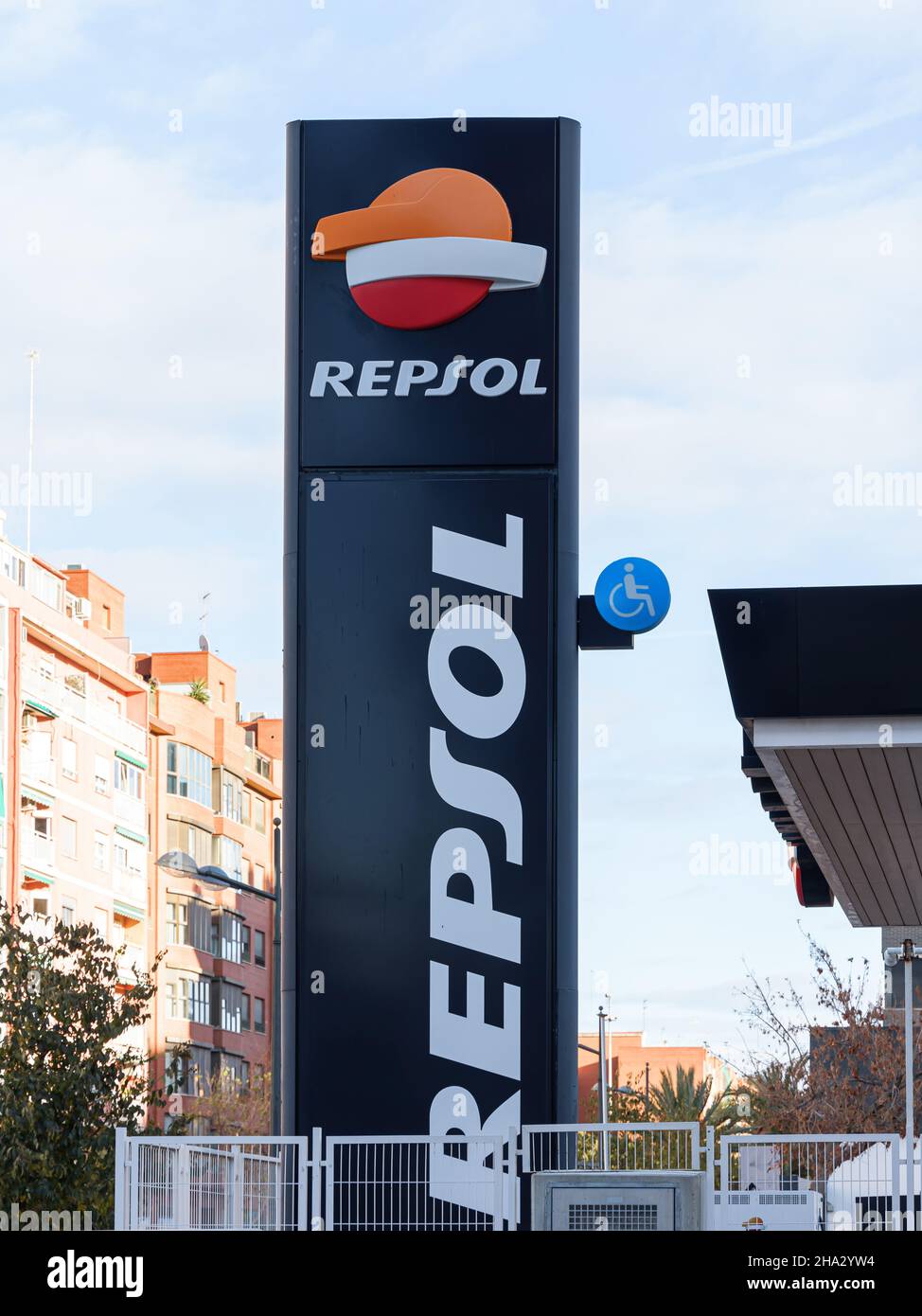 VALENCIA, SPANIEN - 09. DEZEMBER 2021: Repsol ist ein spanisches Energie- und Petrochemieunternehmen mit Sitz in Madrid Stockfoto