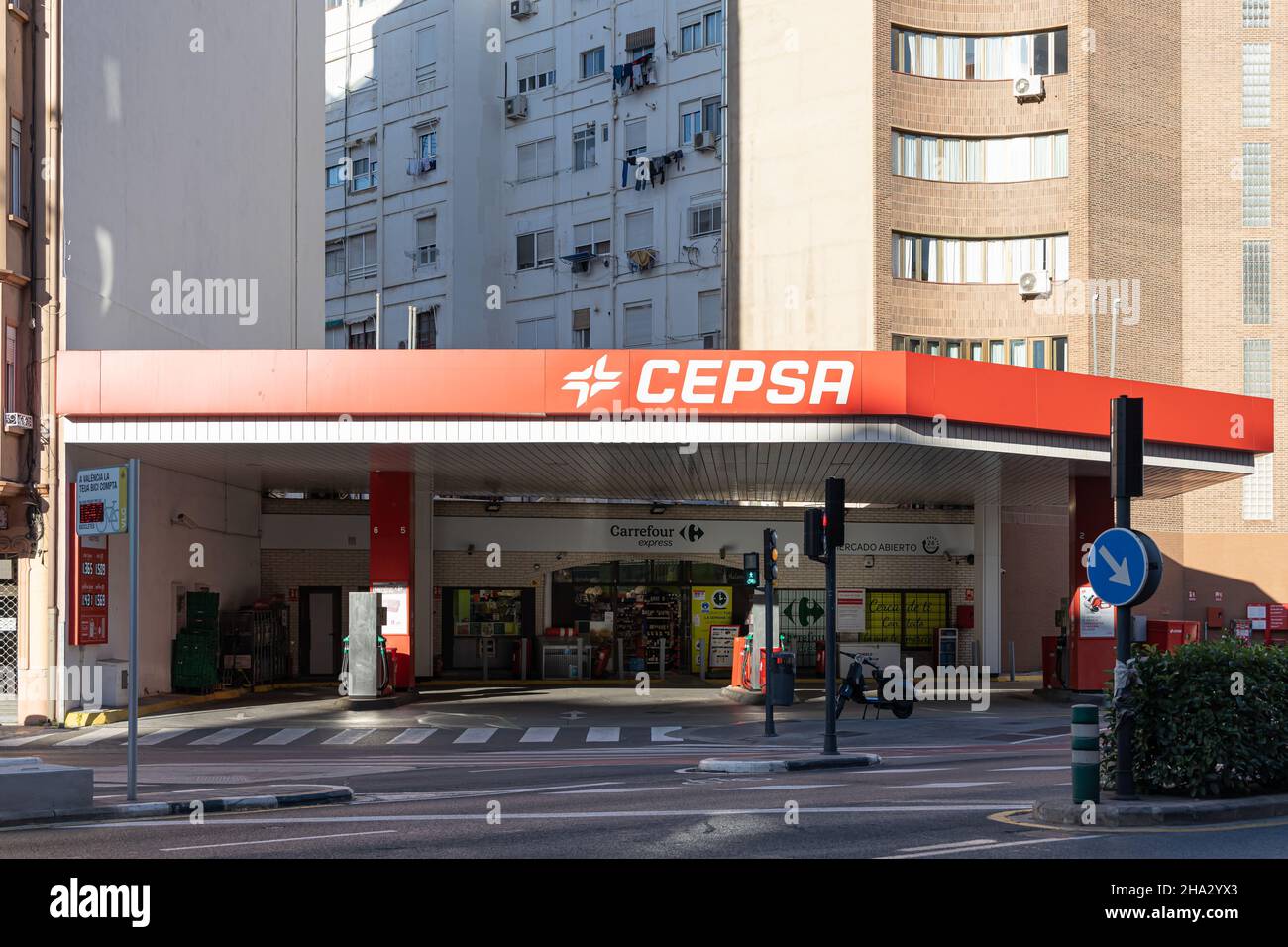 VALENCIA, SPANIEN – 09. DEZEMBER 2021: CEPSA ist ein spanisches multinationales Öl- und Gasunternehmen Stockfoto