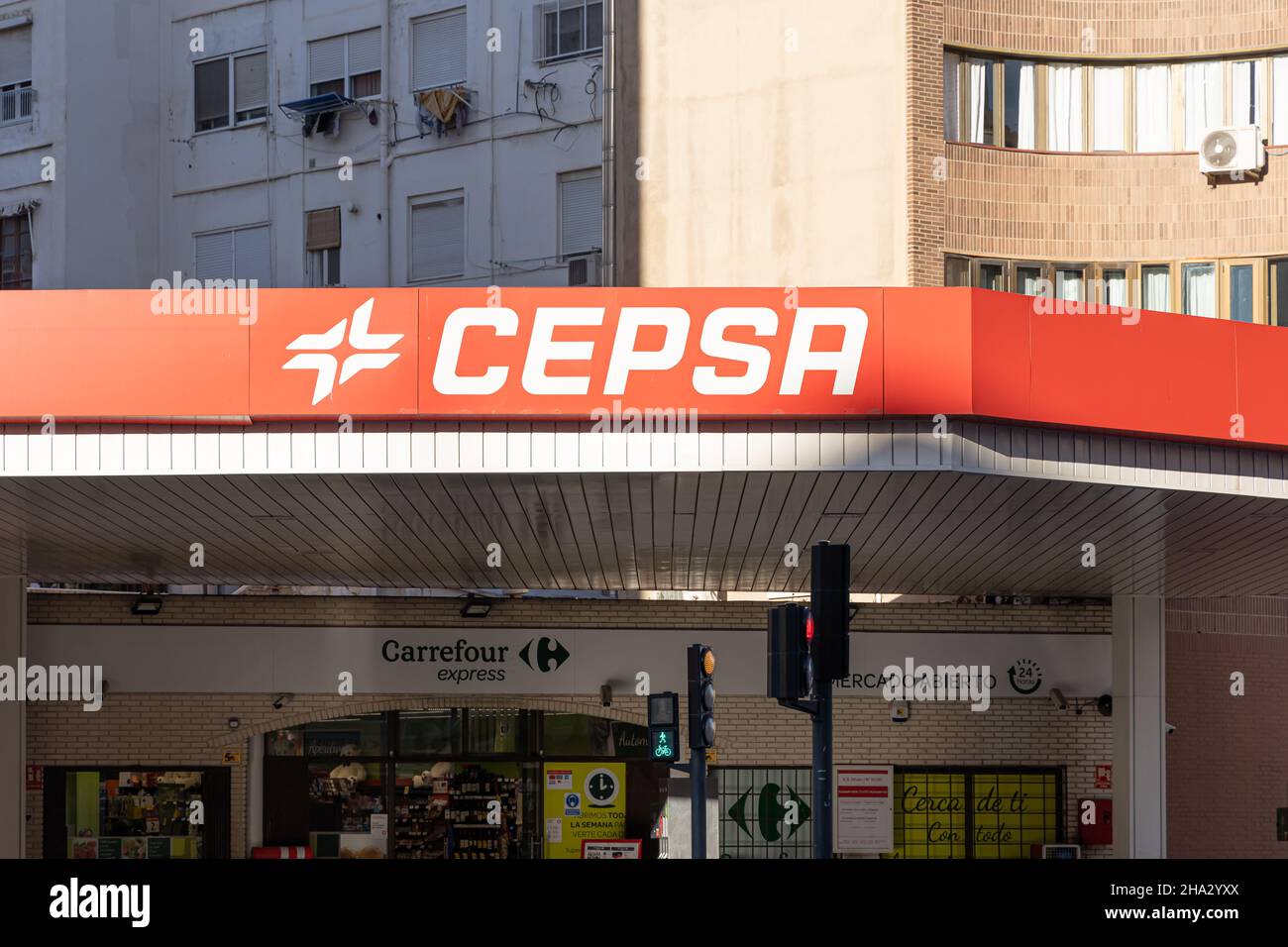 VALENCIA, SPANIEN – 09. DEZEMBER 2021: CEPSA ist ein spanisches multinationales Öl- und Gasunternehmen Stockfoto