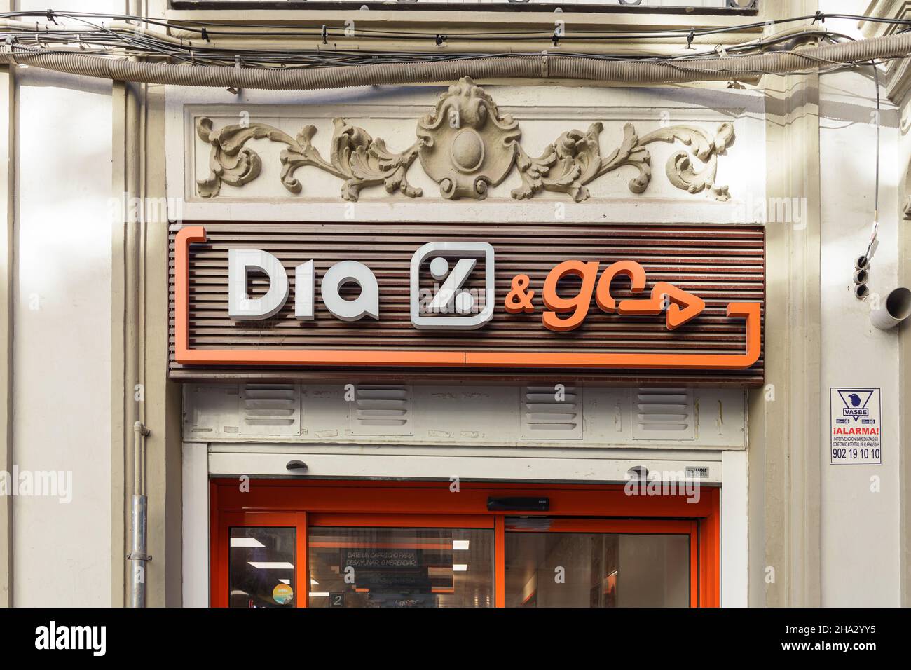 VALENCIA, SPANIEN - 09. DEZEMBER 2021: DIA ist eine spanische multinationale Supermarktkette mit harten Rabatten Stockfoto