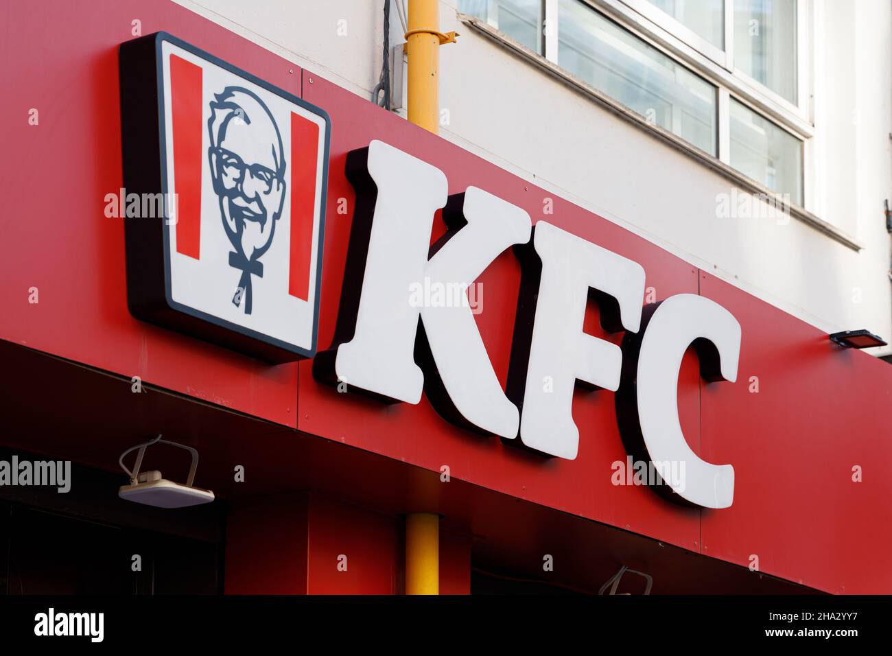 VALENCIA, SPANIEN - 09. DEZEMBER 2021: KFC ist eine amerikanische Fast-Food-Restaurantkette, die sich auf gebratenes Huhn spezialisiert hat Stockfoto