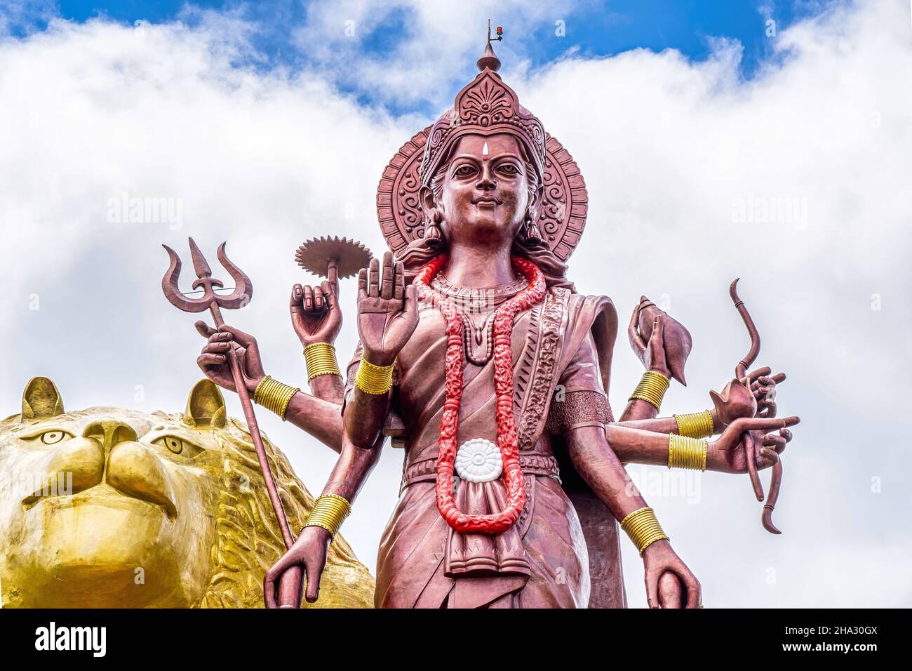 Eine mächtige Statue der Hindu-Göttin Durga Maa mit einem goldenen Löwen im heiligen Ganga Talao. Grand Bassin Krater See, Mauritius Insel. Hochwertige Fotos. Hochwertige Fotos Stockfoto