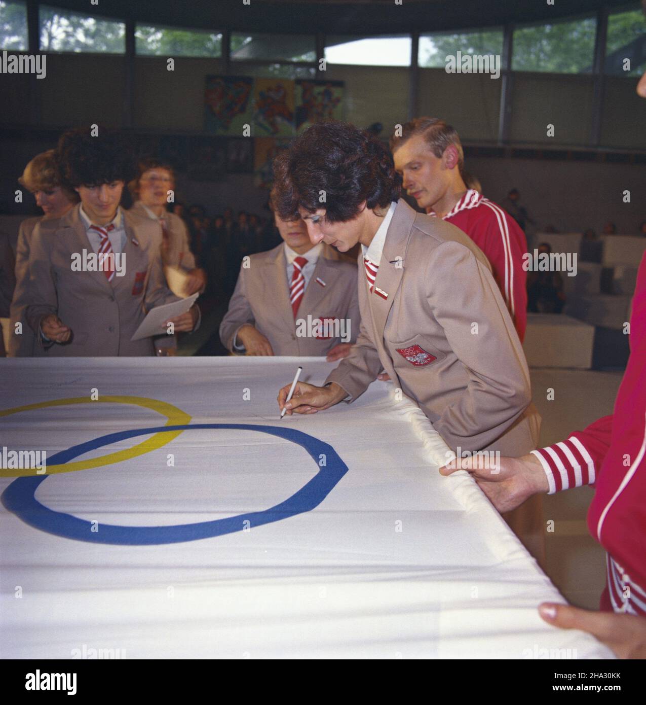 Warszawa 13.07.1980. W Akademii Wychowania Fizycznego odby³o siê uroczyste œlubowanie polskiej kadry sportowej przed wyjazdem na XXII Igrzyska Olimpijskie w Moskwie. Nz. Irena Szewiñska sk³ada autograf na fladze olimpijskiej, z lewej Gra¿yna Rabsztyn. uu PAP/Tomasz Listopadzki Warschau, Polen, 13. Juli 1980. Die polnischen Athleten Irena Szewinska (R) und Grazyna Rasztyn (L) unterzeichnen eine olympische Flagge nach der Eid-Zeremonie der polnischen Nationalmannschaft vor den XXII. Olympischen Spielen in Moskau an der Akademie für Körpererziehung in Warschau. PAP/TOMASZ LISTOPADZKI Stockfoto