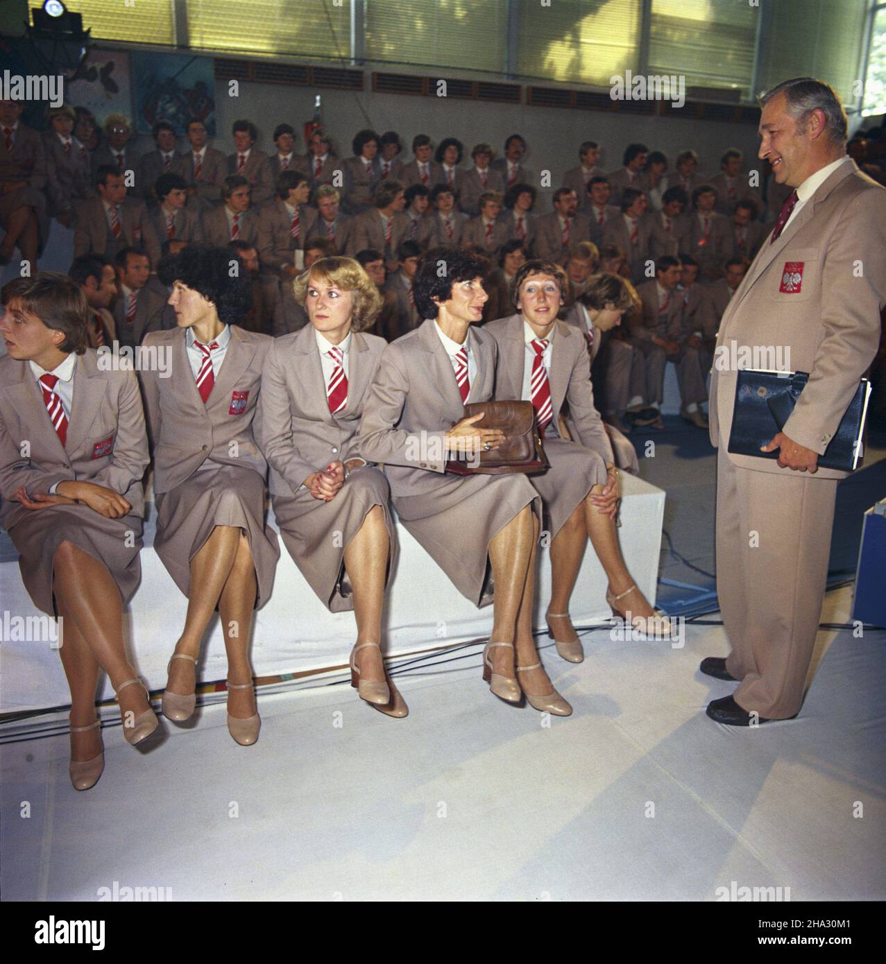 Warszawa 13.07.1980. W Akademii Wychowania Fizycznego odby³o siê uroczyste œlubowanie polskiej kadry sportowej przed wyjazdem na XXII Igrzyska Olimpijskie w Moskwie. NZ. m.in. Urszula Kielan (L), Gras¿yna Rabsztyn (2L), Irena Szewiñska (4L), dziennikarz radiowy i telewizyjny, sprawozdawca sportowy Jerzy Mrzyg³ód (P). uu PAP/Tomasz Listopadzki Warschau, Polen, 13. Juli 1980. Die polnischen Athleten Urszula Kielan (L), Grazyna Rasztyn (2-L), Irena Szewinska (4-L) und der Radio- und fernsehjournalist Jerzy Mrzyglod (R) während der Eid-Zeremonie der polnischen Nationalmannschaft vor den XXII. Olympischen Spielen in Moskau auf der A Stockfoto