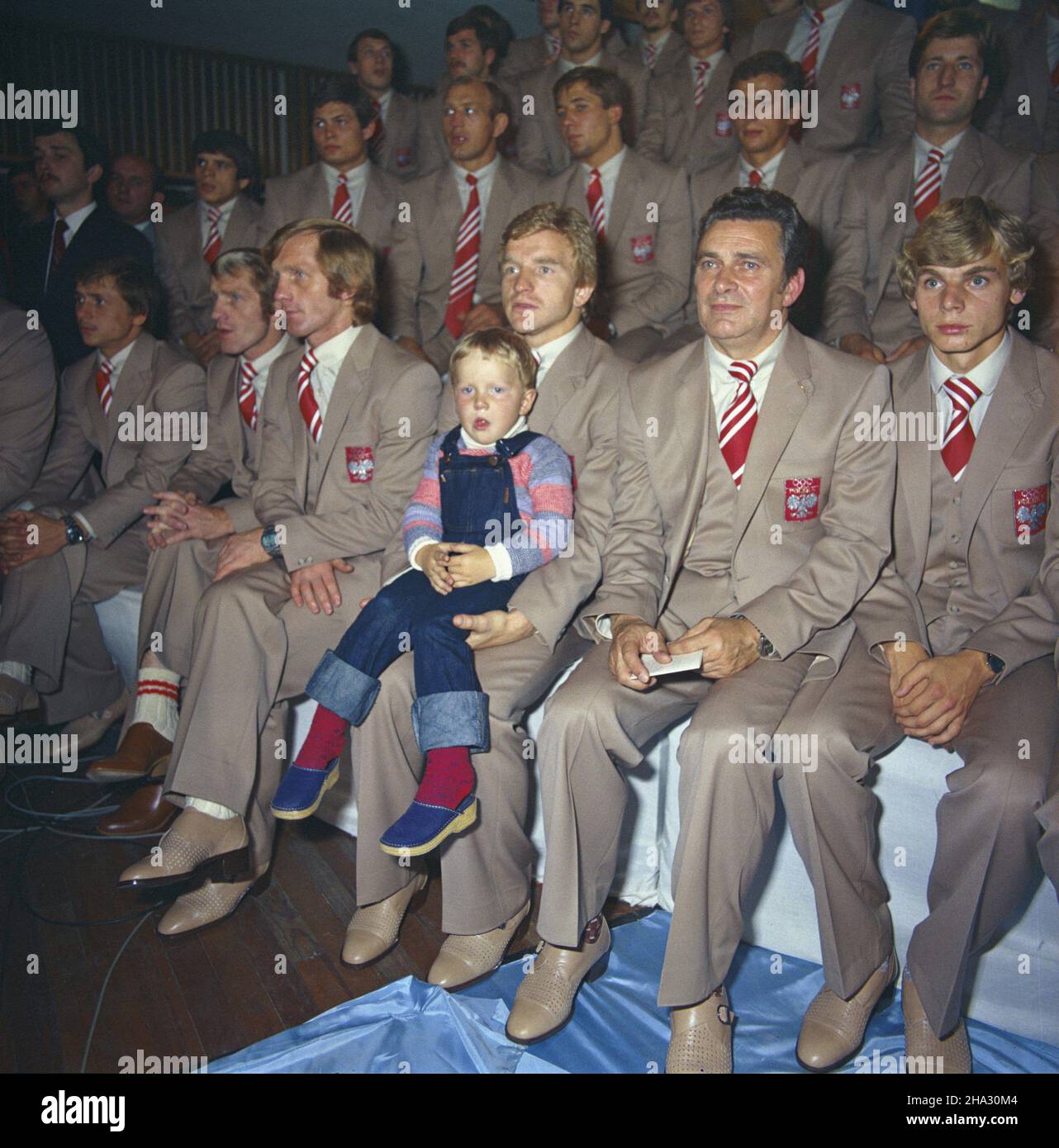 Warszawa 13.07.1980. W Akademii Wychowania Fizycznego odby³o siê uroczyste œlubowanie polskiej kadry sportowej przed wyjazdem na XXII Igrzyska Olimpijskie w Moskwie. NZ. m.in. w pierwszym rzêdzie: Andrzej Supron (3P), Kazimierz Lipieñ (4P), Józef Lipieñ (5P). uu PAP/Tomasz Listopadzki Warschau, Polen, 13. Juli 1980. Die polnischen Athleten Andrzej Supron (3-R), Kazimierz Lipien (4-R) und Jozef Lipien (5-R) sitzen während der Eid-Zeremonie der polnischen Nationalmannschaft vor den XXII. Olympischen Spielen in Moskau an der Akademie für Körpererziehung in Warschau. PAP/TOMASZ LISTOPADZKI Stockfoto