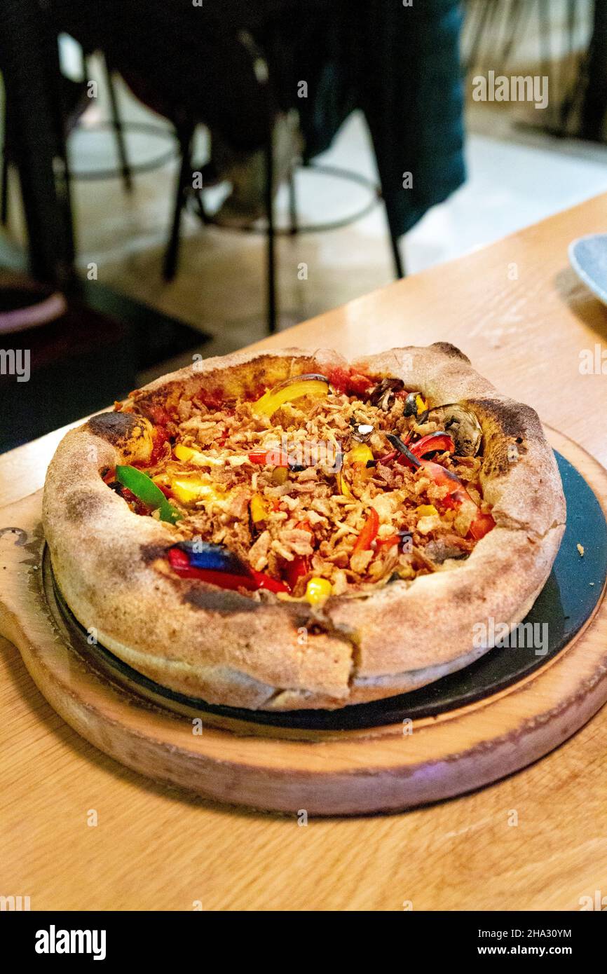 Vegane Delish Pizza in Chicago-Stil tiefes Pizza-Restaurant Japes, Soho, London, Großbritannien Stockfoto