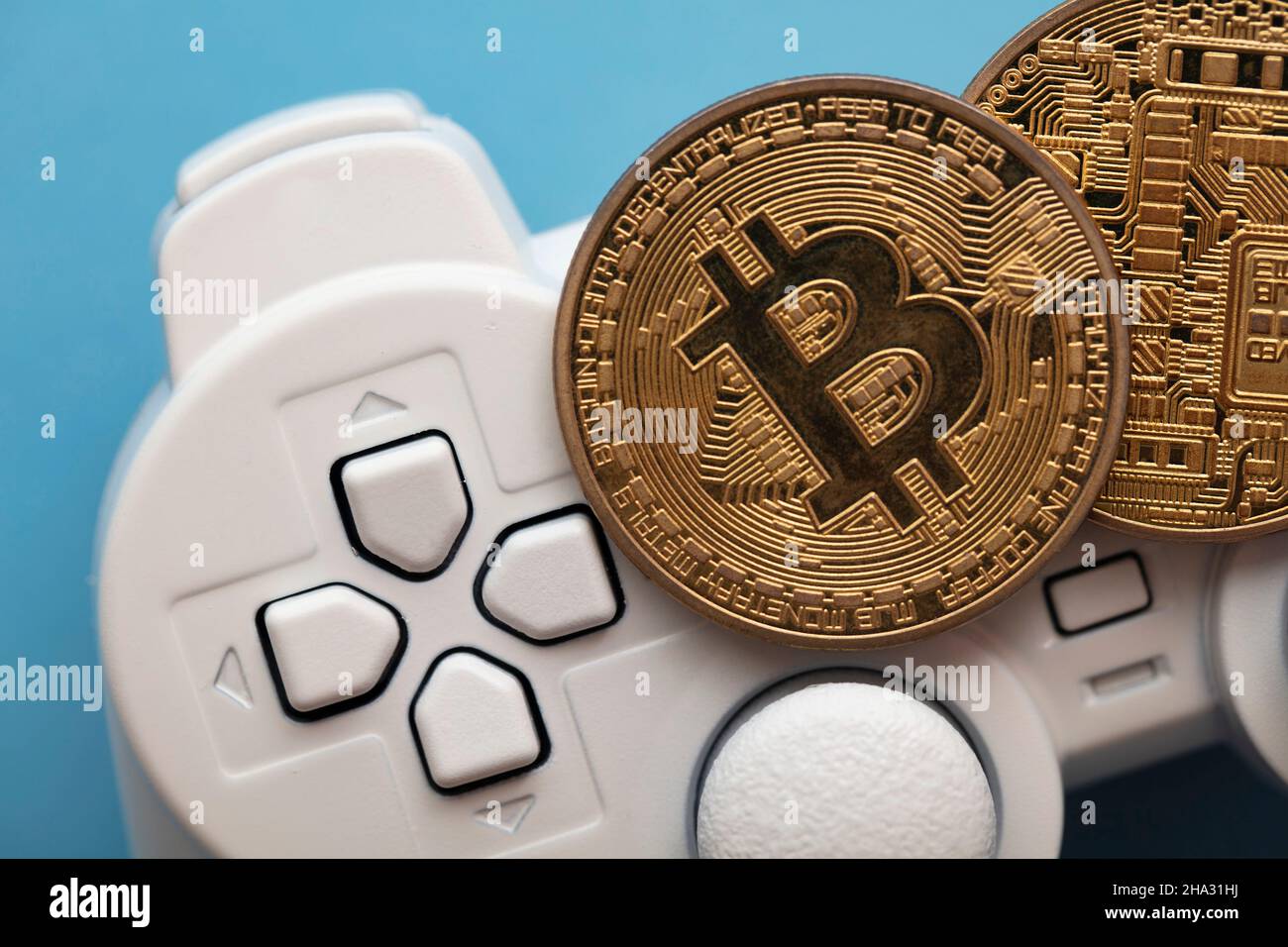 Krypto-Gaming-Konzept. Videospiel-Controller mit einer Bitcoin-Kryptowährung-Münze Stockfoto