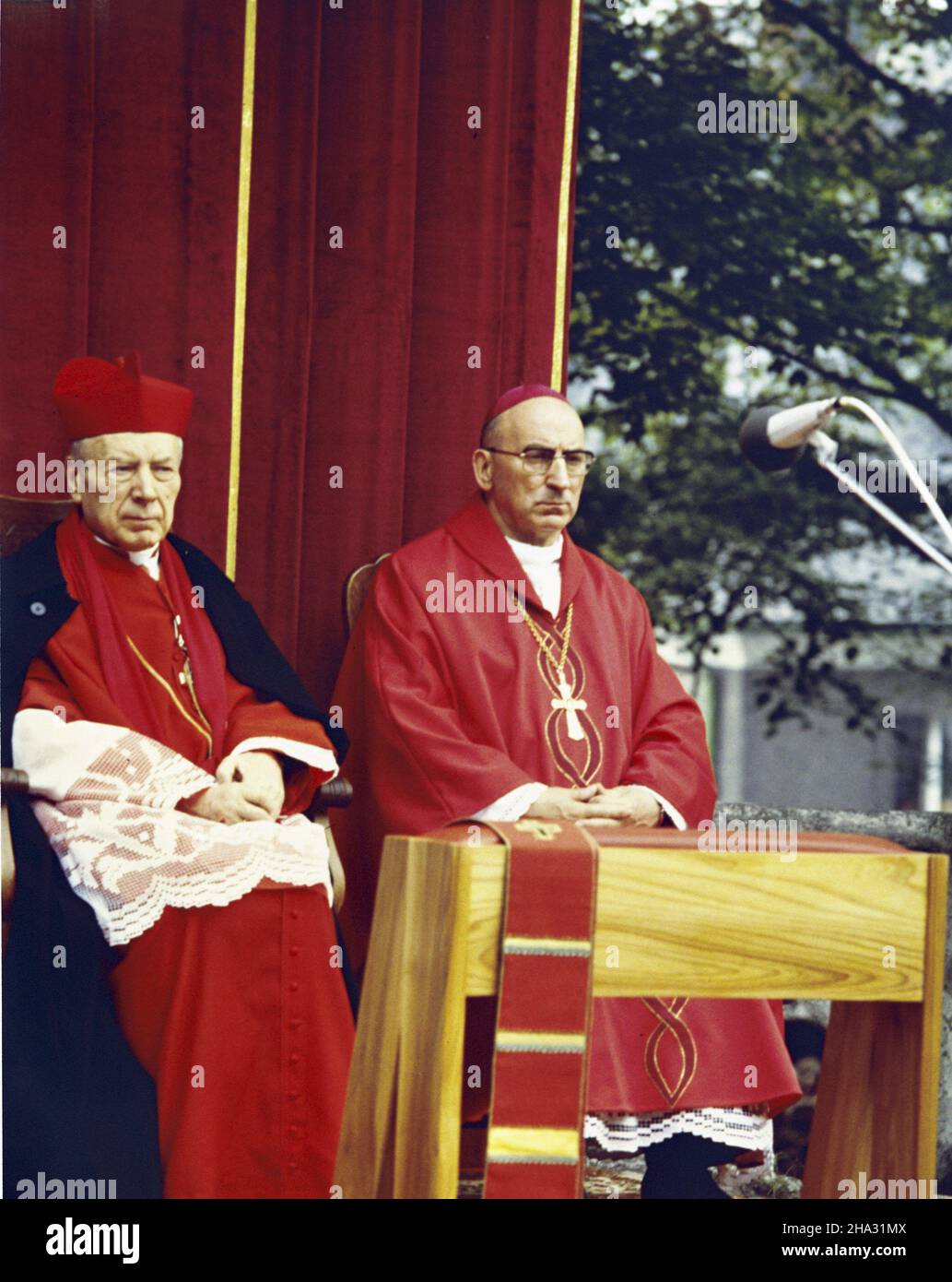 Góra Œw. Anny 29.06.1980. Uroczyste obchody 500-lecia Sanktuarium œw. Anny, uœwietnione Konferencj¹ Episkopatu Polski. Msza œwiêta pod grot¹ na terenie klasztoru oo. Franciszkanów. NZ. Prymas Polski kardyna³ Stefan Wyszyñski (L) i sekretarz generalny Conferencji Episkopatu Polski biskup Bronis³aw D¹browski. mta PAP/Andrzej Kossobudzki Or³owski St. Anne's Mount 29. Juni 1980. Zeremonien zum 500th. Jahrestag des Heiligtums der heiligen Anna, die von der Konferenz des Polnischen Episkopats hervorgehoben wurden. Die heilige Messe unter einer Höhle in den Räumen des Franziskanerklosters. Picured: Primate Stockfoto