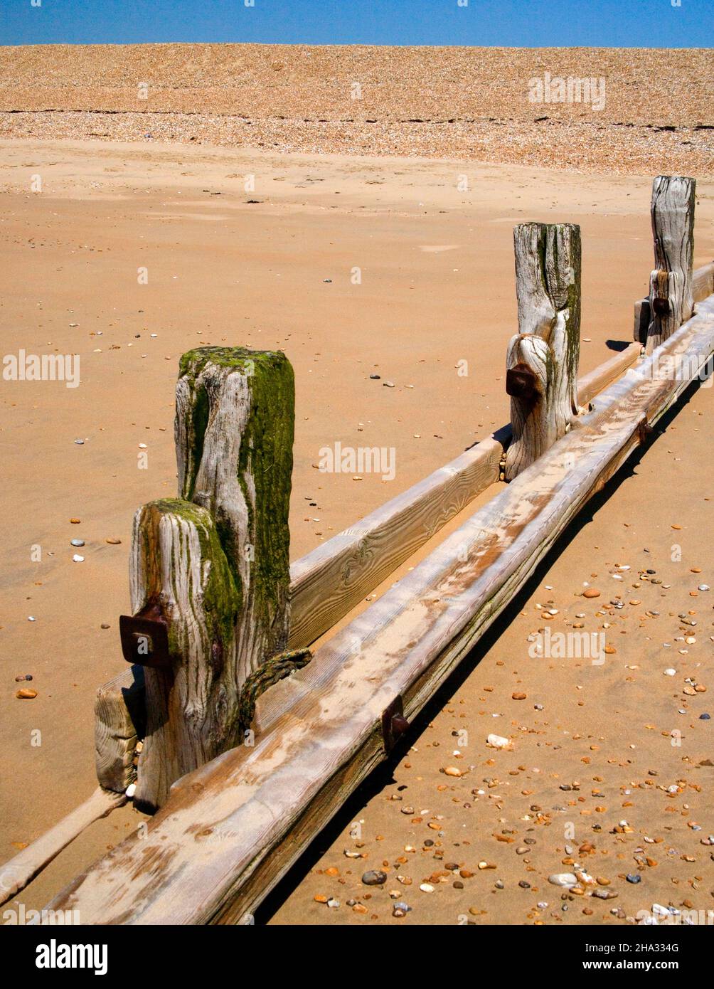 Verwitterte Pfosten und Groynes am Strand am Kambsand in East sussex Stockfoto