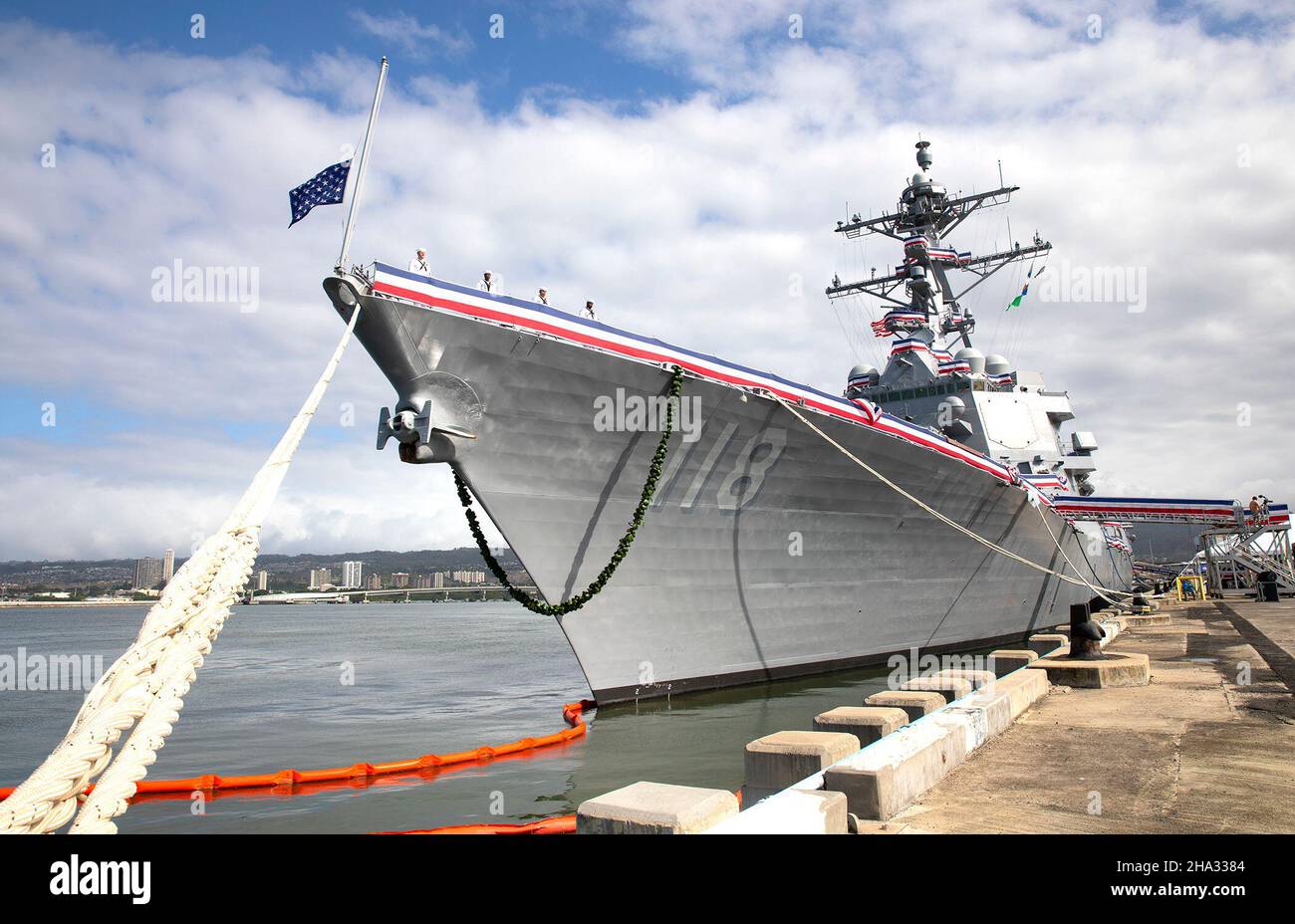 PEARL HARBOR, Hawaii (Dez 8, 2021) Mitglieder des ersten Wachteams, die während der Inbetriebnahmezeremonie des Schiffes die Schienen des neuesten Lenkflugkörper-Zerstörers der Marine, USS Daniel Inouye (DDG 118), bewachen. Die DDG 118, die auf der Joint Base Pearl Harbor-Hickam als Homeporter eingesetzt wird, ist das erste Kriegsschiff der US-Marine, das den ehrenwerten Daniel K. Inouye, einen US-Senator aus Hawaii, der von 1962 bis zu seinem Tod im Jahr 2012 diente, ehrt. Während des Zweiten Weltkriegs diente Inouye im Regimental Combat Team der US-Armee 442nd, einer der am meisten dekorierten Militäreinheiten in der US-Geschichte. Für seinen Kampfheldentum, der ihn seinen rechten Arm, Inou, gekostet hat Stockfoto