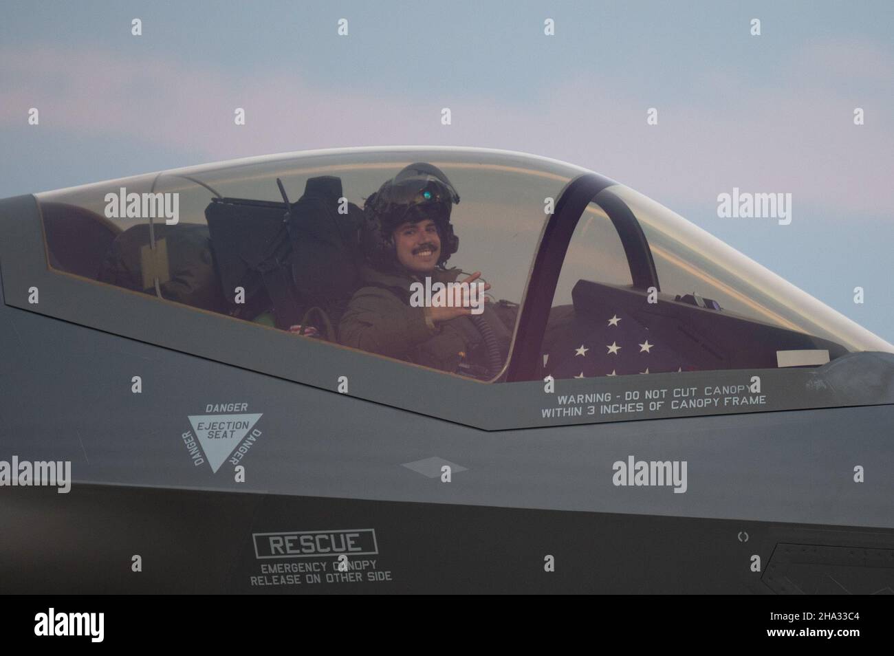 Ein F-35A Lightning II Pilot mit dem 354th Fighter Wing begrüßt die Geschwader, nachdem er am 3. Dezember 2021 in der Marine Corps Air Station Iwakuni, Japan, zur Unterstützung der Operation Iron Dagger angekommen ist. Die Operation Iron Dagger ist ein dynamischer Krafteinsatz, der es US-Truppen ermöglicht, in der Indo-Pazifik-Region strategisch vorhersehbar und operativ unvorhersehbar zu sein. (USA Luftwaffe Foto von Airman 1st Klasse Jose Miguel T. Tamondong) Stockfoto