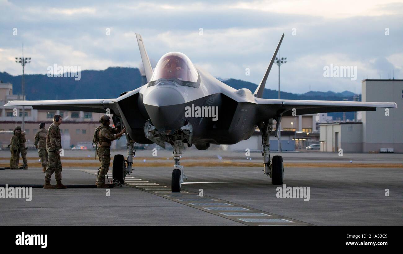 U.S. Airmen bereiten sich mit der 356th Aircraft Maintenance Unit und 18th Logistics Readiness Squadron darauf vor, ein F-35A Lightning II Flugzeug mit dem 354th Fighter Wing während eines Vorwärts- und Betankungspunkts an der Marine Corps Air Station (MCAS) Iwakuni, Japan, 8. Dezember 2021, zu betanken. Flieger mit dem 354th-Kampfflügel führten einen Vorwärts-Tankpunkt mit 1st Special Operations- und 18th Logistics Readiness Squadron durch, während sie in MCAS Iwakuni, Japan, eingesetzt wurden, um Expeditionstanking während des Betriebs in vorwärtsgerichteten Umgebungen zu simulieren. (USA Marine Corps Foto von Lance CPL. Tyler Harmon) Stockfoto