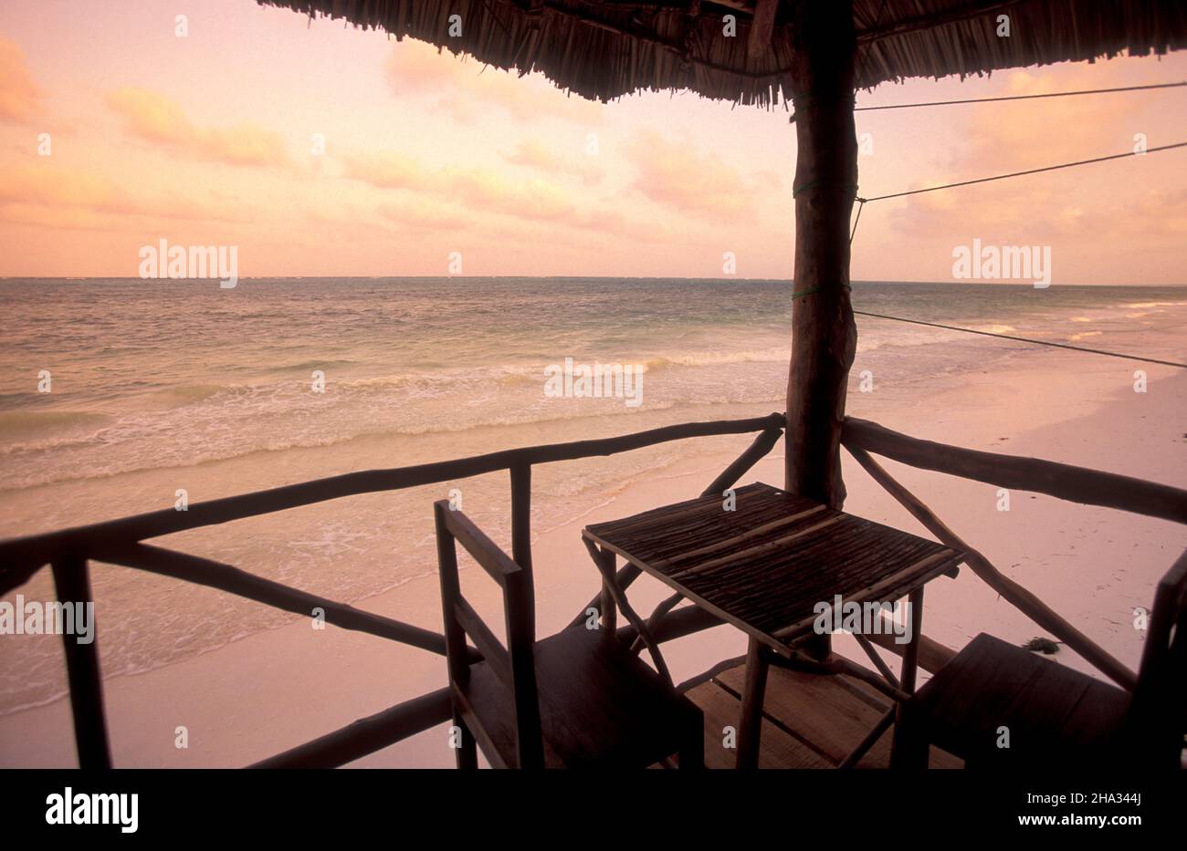 Ein Restaurant und Gästehaus am Strand mit der Landschaft an der Ostküste im Dorf Bwejuu auf der Insel Sansibar in Tansania. Tanzani Stockfoto