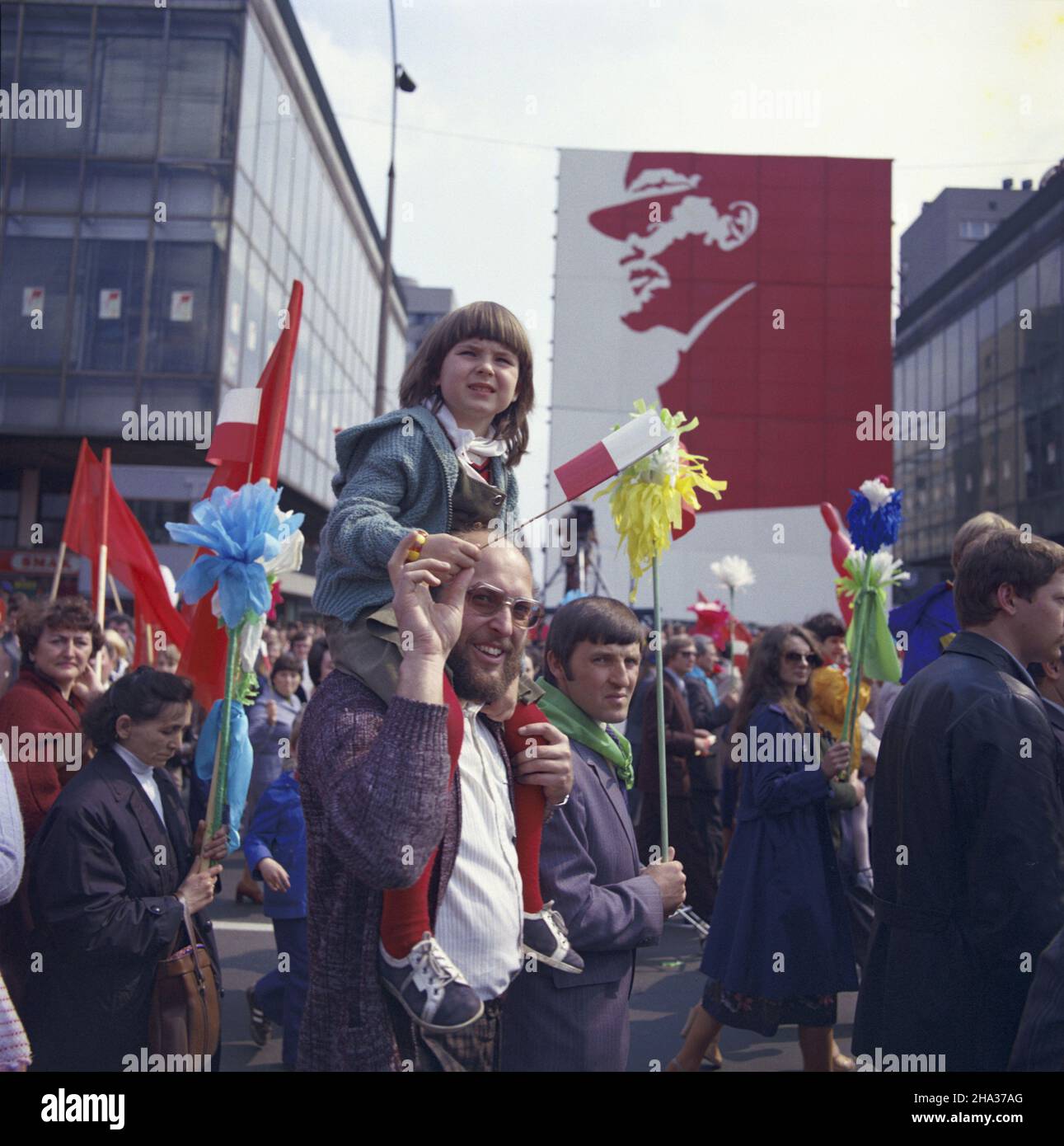 Warszawa 01.05.1980. Pochód pierwszomajowy przechodz¹cy ulic¹ Marsza³kowsk¹ przed trybun¹ honorow¹ na placu Defilad. W IR Powszechne Domy Towarowe: Junior (L), Sawa (P). mw PAP/Jan Morek Warschau, 1. Mai 1980. Mayday-Paradiese auf der Marszalkowska-Straße passieren die Haupttribüne auf dem Defilad-Platz (Parade-Platz). Im Hintergrund die Kaufhäuser Junior (L) und Sawa (R). mw PAP/Jan Morek Stockfoto