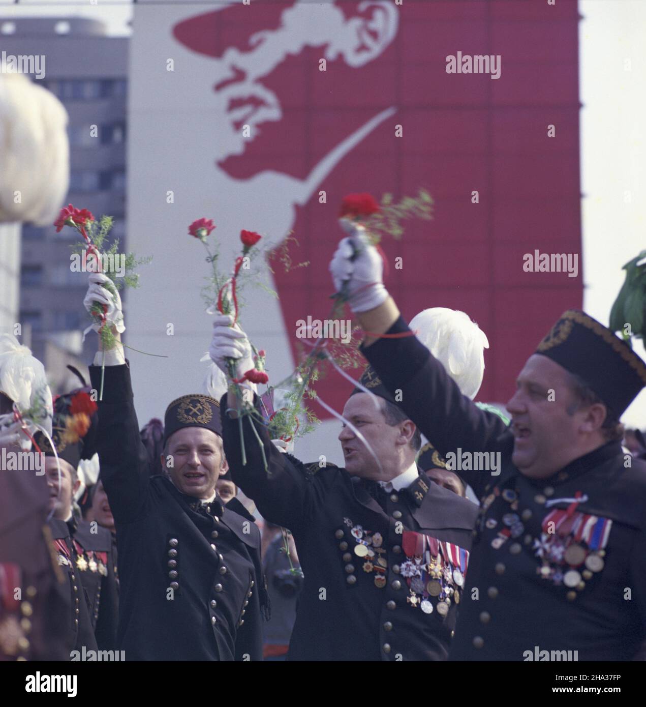 Warszawa 01.05.1980. Pochód pierwszomajowy przechodz¹cy ulic¹ Marsza³kowsk¹. NZ. górnicy przed trybun¹ honorow¹ na placu Defilad. mw PAP/Jan Morek Warschau, 1. Mai 1980. Mayday-Paradiese in der Marszalkowska-Straße. Im Bild: Bergleute vor der Haupttribüne auf dem Defilad-Platz (Siegesplatz). mw PAP/Jan Morek Stockfoto