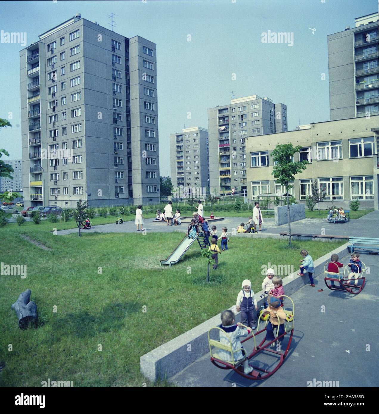 Warszawa 05,1980. Plac zabaw przy ¿³obku na Stegnach przy ulicy œw. Bonifacego 72. uu PAP/Tomasz Listopadzki Warschau, Mai 1980. Ein Kindergarten-Spielplatz im Warschauer Stadtteil Stegny. uu PAP/Tomasz Listopadzki Veranstaltungstag unbekannt Stockfoto