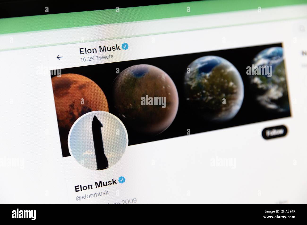 Minsk, Weißrussland - 10. Dezember 2021: Elon Musks Twitter-Account auf dem Bildschirm Stockfoto
