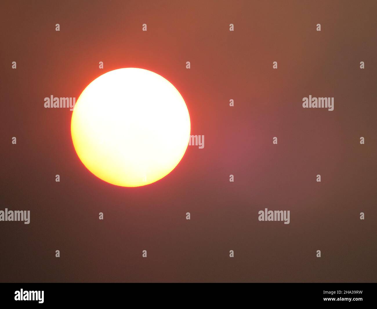 Heiße Sonne verursacht globale Erwärmung, Hitzewelle und Klimawandel Stockfoto