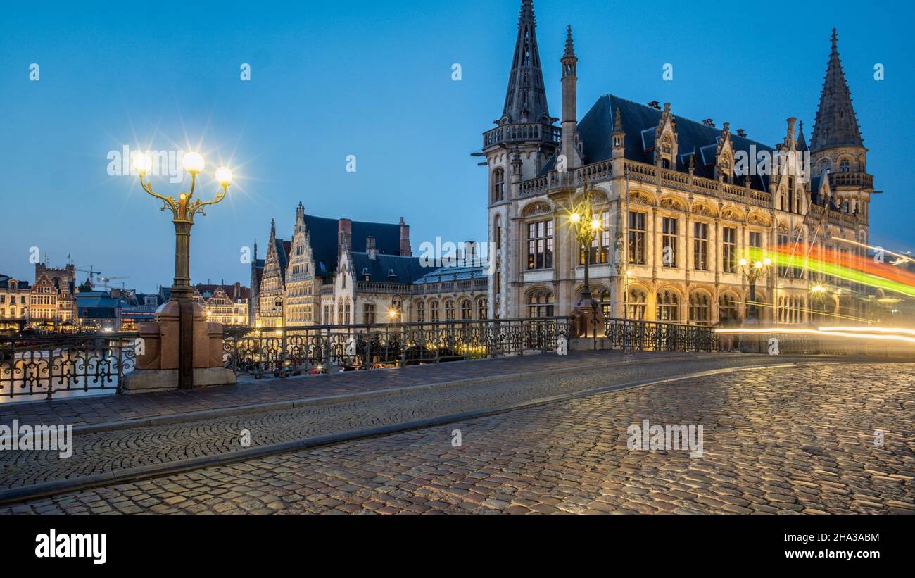 historisches Zentrum von Gent, Sint Michielsbrücke Brücke über den Fluss Leie, Zannier Hotels 1898 die Post und Sint Niklaaskerk Kirche, Belfried, Stadt Stockfoto