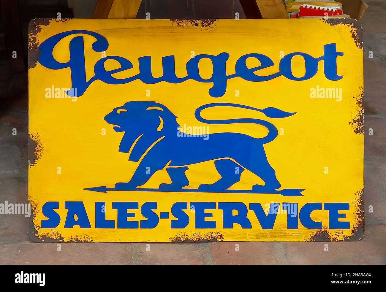 LOMAS DE ZAMORA - BUENOS AIR, ARGENTINIEN - 05. Dez 2021: Rostiger Peugeot-Verkaufsschild 1936-1948. Französischer Automobilhersteller. Blaues Löwen-Logo und Stockfoto