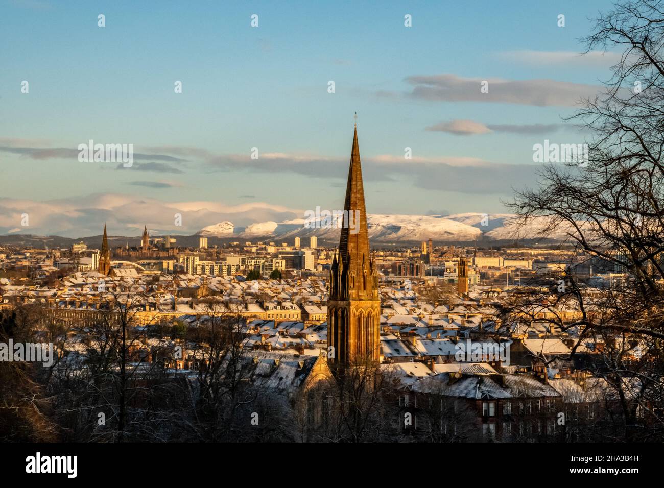 Blick über die schneebedeckten Dächer der Stadt Glasgow vom Queen's Park in Glasgow Southside an einem kalten Wintermorgen Stockfoto