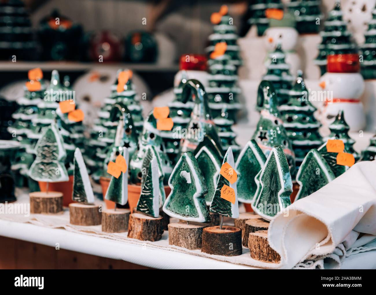 Nahaufnahme von handgefertigten keramischen Souvenirs und Dekorationen am Stand zur weihnachtszeit Stockfoto