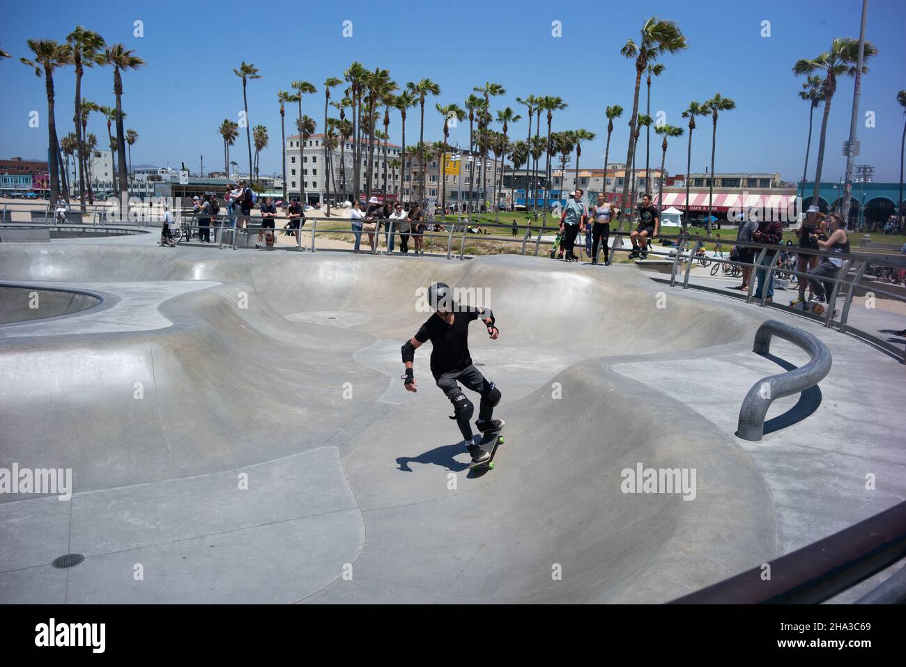 Venedig, Kalifornien Ein junger Mann, der auf den Skater-Rampen am Venice Beach Rollschuh fährt. Stockfoto
