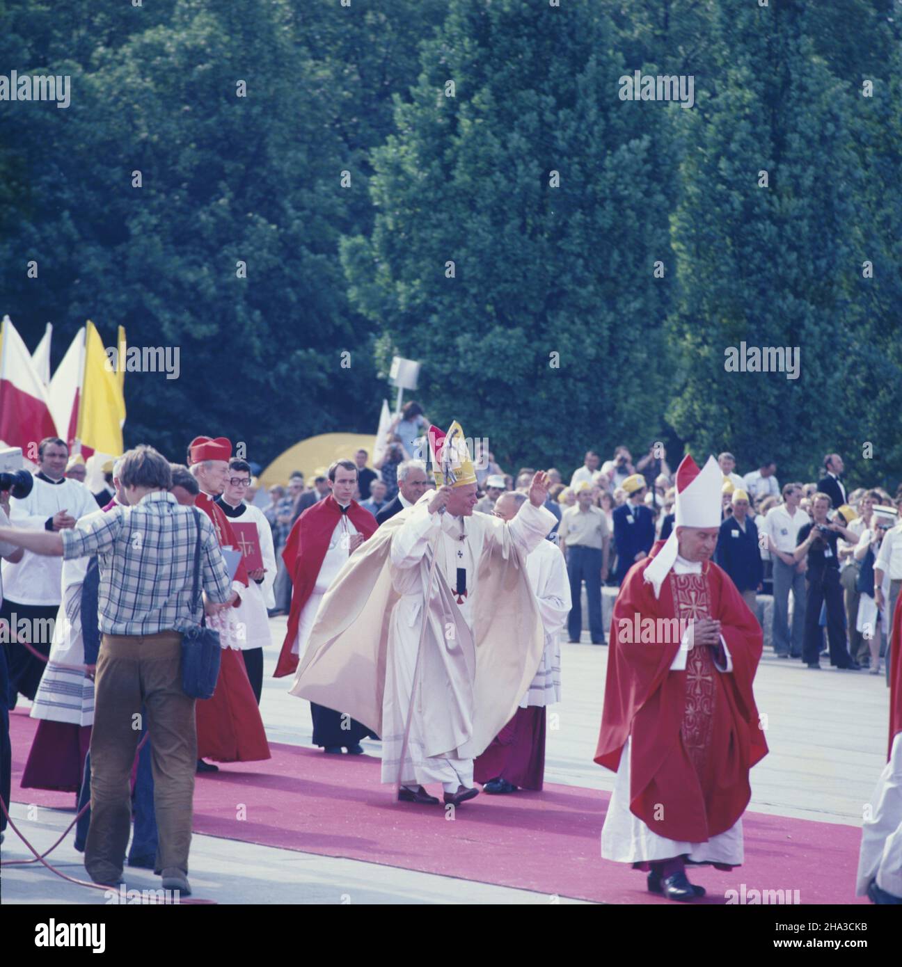 Warszawa 02.06.1979. Pierwsza pielgrzymka Papier¿a Jana Paw³a II do Polski, 2-10.06.1979 r. Msza œwiêta na placu Zwyciêstwa. NZ. m.in. Ojciec Œwiêty (C), Prymas Polski kardyna³ Stefan Wyszyñski (w purpurowym birecie). mta PAP/Andrzej Kossobudzki Or³owski Warschau 02. Juni 1979. Die erste Pilgerfahrt von Papst Johannes Paul II. Nach Polen am 2-10. Juni 1979. Der Heilige Vater bietet die Messe auf dem Zwyciestwa Platz an. Im Bild: Der Heilige Vater (Mitte), Primas von Polen Kardinal Stefan Wyszynski (trägt eine violette Piretta). mta PAP/Andrzej Kossobudzki Orlowski Stockfoto