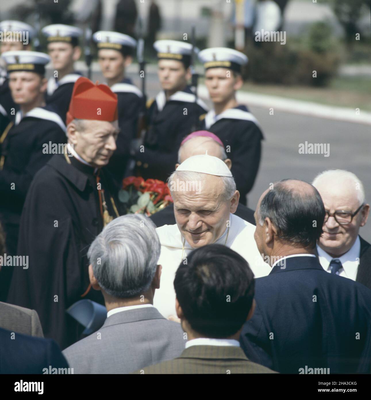 Warszawa 02.06.1979. Pierwsza pielgrzymka Papier¿a Jana Paw³a II do Polski, 2-10.06.1979 r. Ceremonia powitania na lotnisku Okêcie. NZ. m.in. Ojciec Œwiêty (C), przewodnicz¹cy Rady Pañstwa Henryk Jab³oñski (P), prymas Polski kardyna³ Stefan Wyszyñski (w birecie). mta PAP/Andrzej Kossobudzki Or³owski Warschau 02. Juni 1979. Die erste Pilgerfahrt von Papst Johannes Paul II. Nach Polen am 2-10. Juni 1979. Begrüßung am Okecie Flughafen. Im Bild: Der Heilige Vater (Mitte), der Vorsitzende des Staatsrats Henryk Jablonski (rechts) und der Primas von Polen, Kardinal Stefan Wyszynski, tragen eine Piretta. mta PAP/an Stockfoto