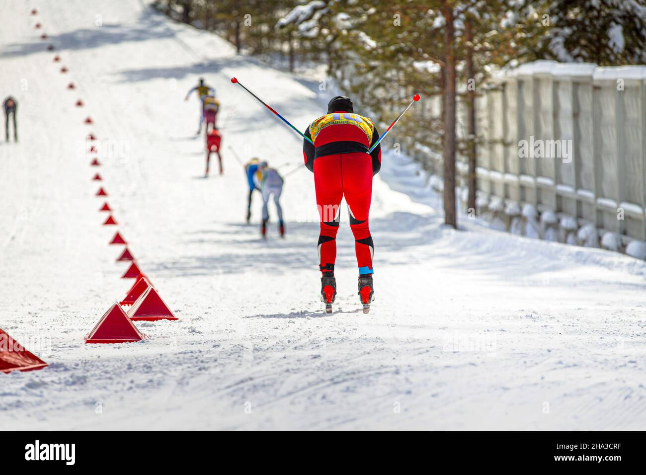 Gruppe Skifahrer Athleten Abfahrtsski Rennen Stockfoto