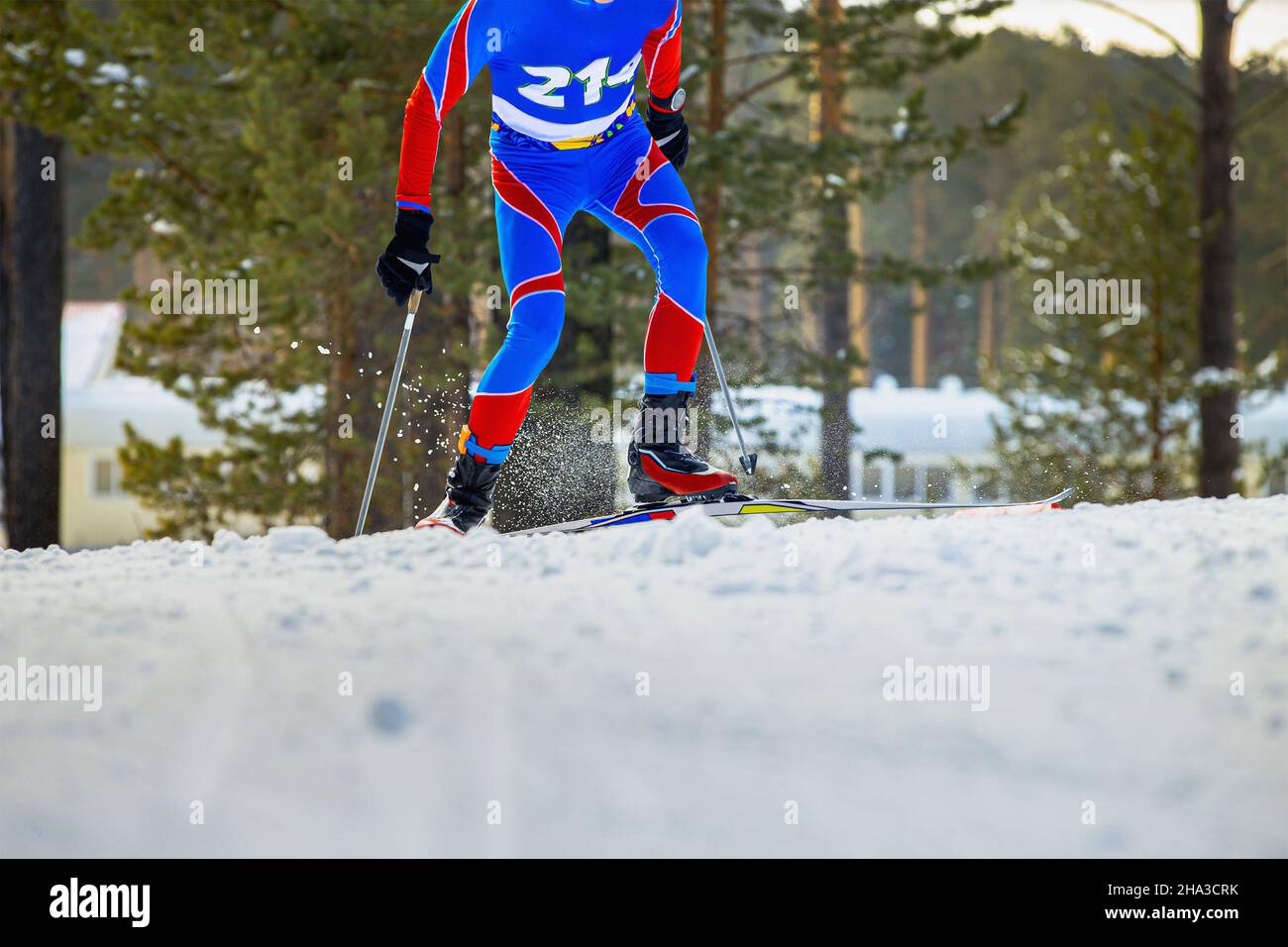 Sportler Skifahrer laufen Ski Rennen bergauf Stockfoto