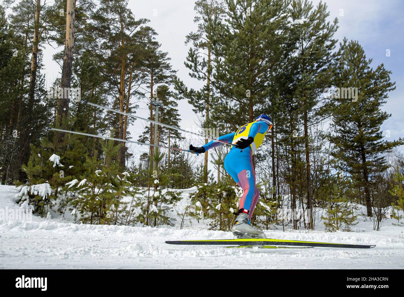 Athlet Skifahrer laufen Ski-Strecke Rennen Stockfoto