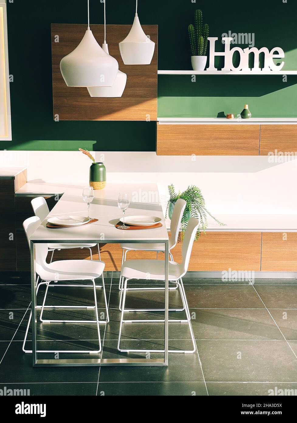 Küchentisch in einem Sonnenstrahl Stockfoto