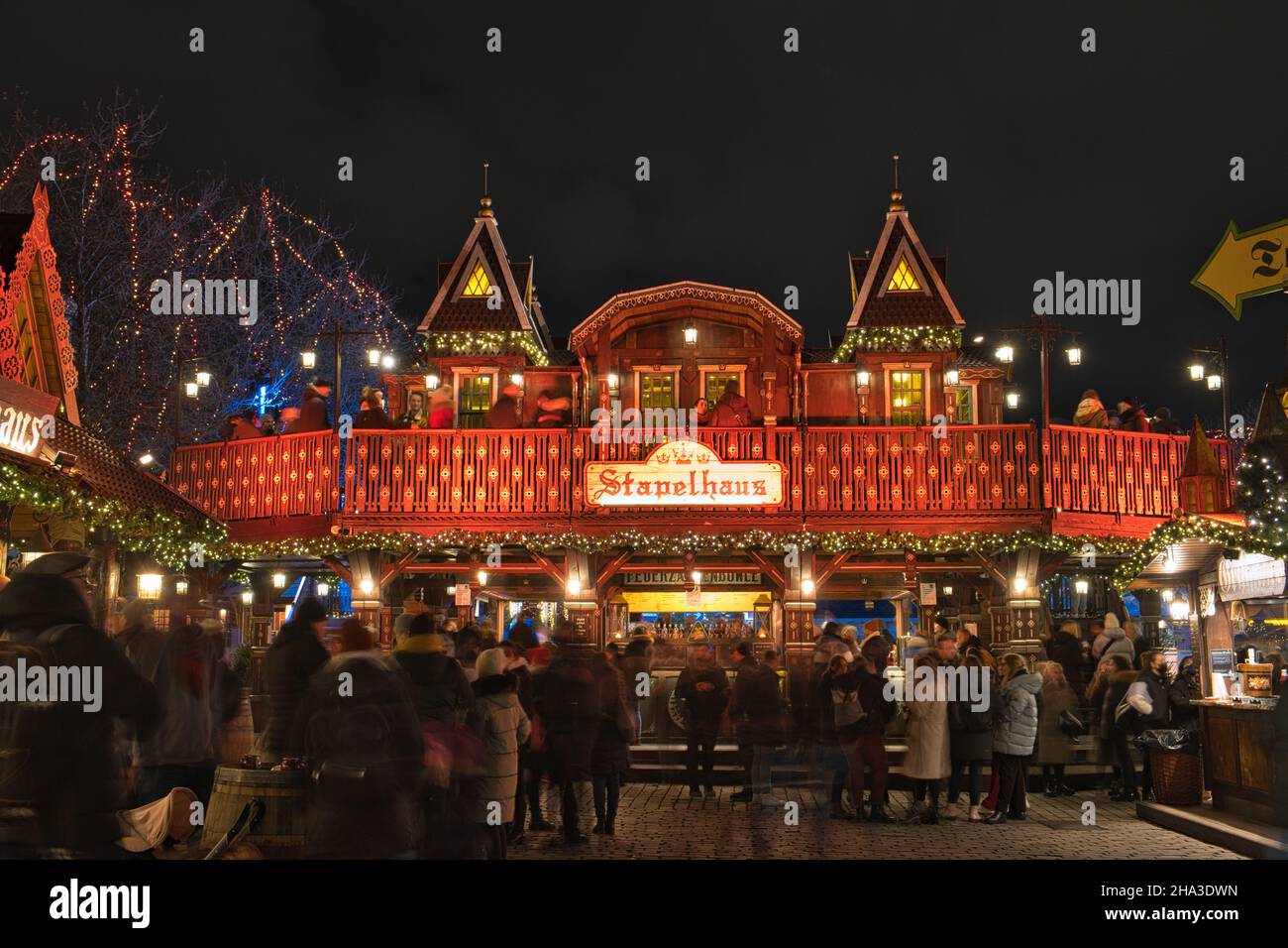 KÖLN, DEUTSCHLAND - 06. Dez 2021: Blick auf den traditionellen kölner weihnachtsmarkt im Dunkeln Stockfoto