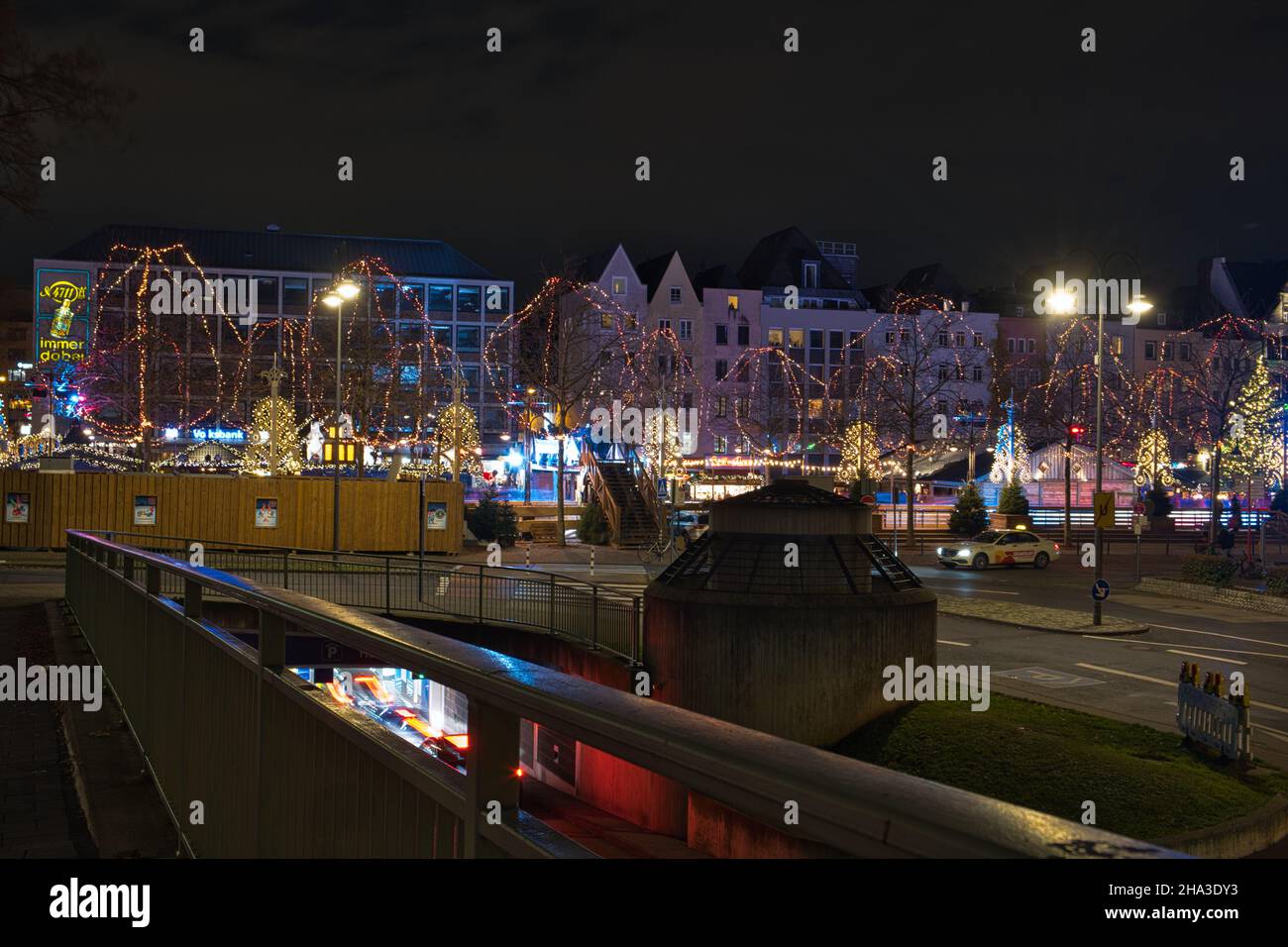 KÖLN, DEUTSCHLAND - 06. Dez 2021: Blick auf den traditionellen kölner weihnachtsmarkt im Dunkeln Stockfoto