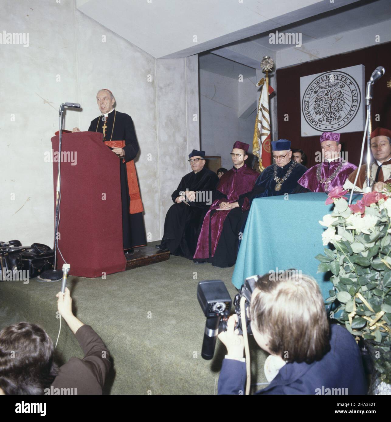 Lublin 10,1978. Inauguracja roku akademickiego 1978/1979 na Katolickim Uniwersytecie Lubelskim (KUL) z udzia³em prymasa Polski kardyna³a Stefana Wyszyñskiego (przemawia). mta PAP/Andrzej Kossobudzki Or³owski Dok³adny dzieñ wydarzenia nieustalony. Lublin Oktober 1978. Die Eröffnung des akademischen Jahres 1978/1979 an der Katholischen Universität Lublin (KUL). Im Bild: Primas von Polen Kardinal Stefan Wyszynski (Sprecherin). mta PAP/Andrzej Kossobudzki Orlowski genaues Datum unbekannt. Stockfoto