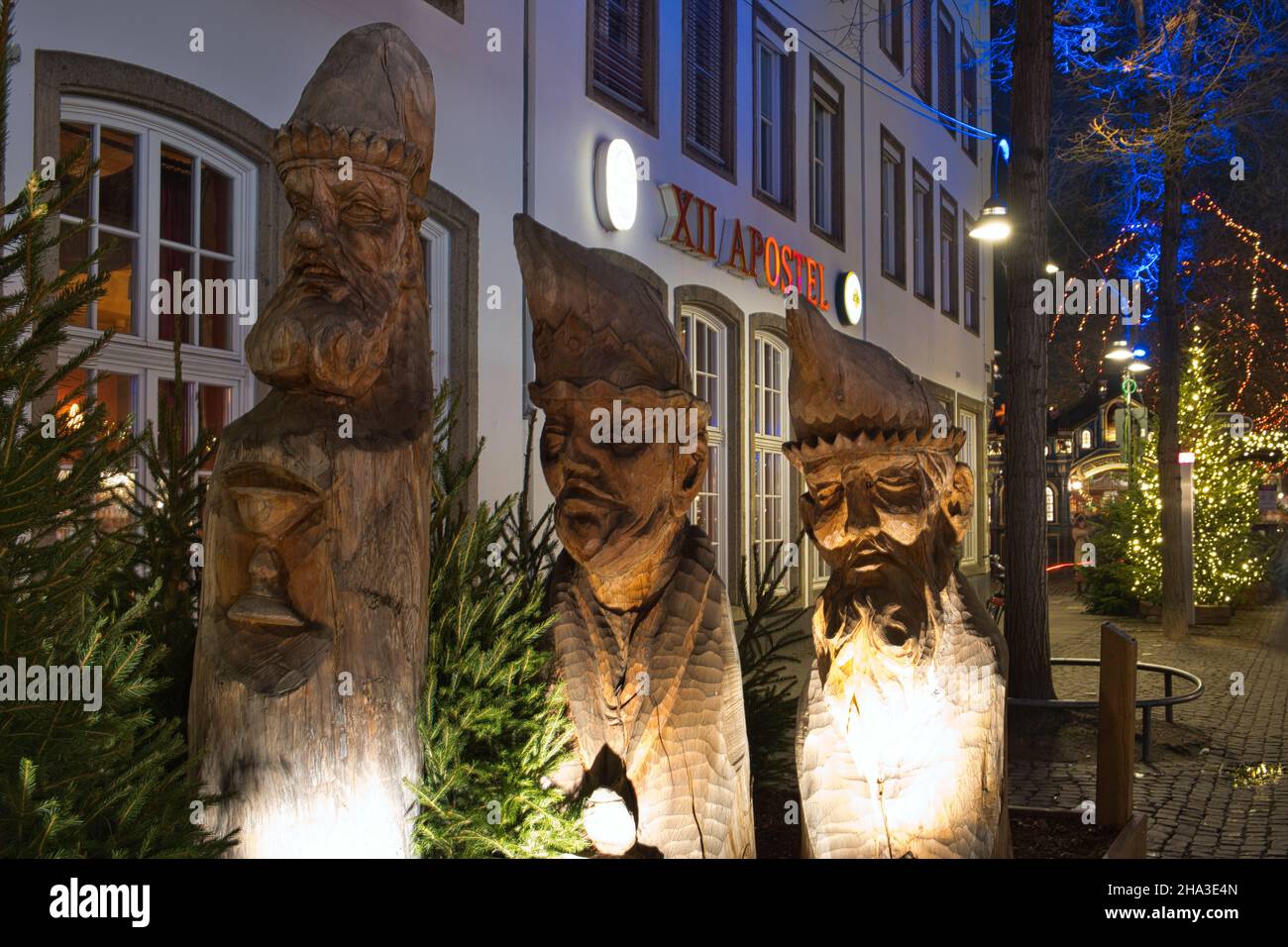 KÖLN, DEUTSCHLAND - 06. Dez 2021: Blick auf den traditionellen kölner weihnachtsmarkt im Dunkeln Stockfoto